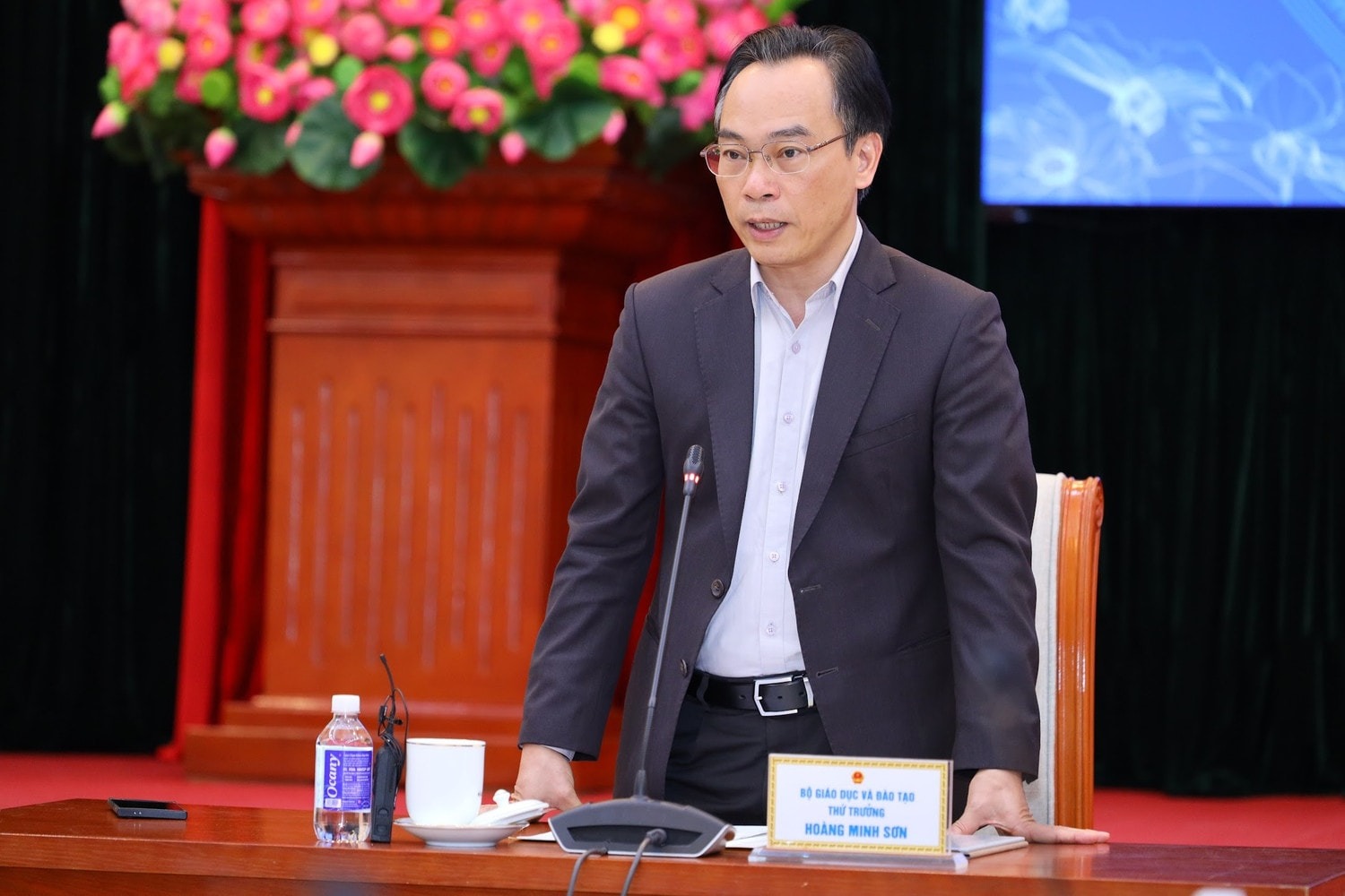 Trước đ&oacute;, PGS.TS Ho&agrave;ng Minh Sơn từng giữ vai tr&ograve; Thứ trưởng Bộ GD&ĐT v&agrave; Gi&aacute;m đốc Đại học Quốc gia H&agrave; Nội.