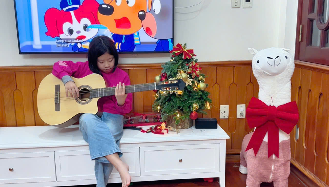 Khoảnh khắc ngẫu hứng bên cây đàn của cô bạn đa tài.