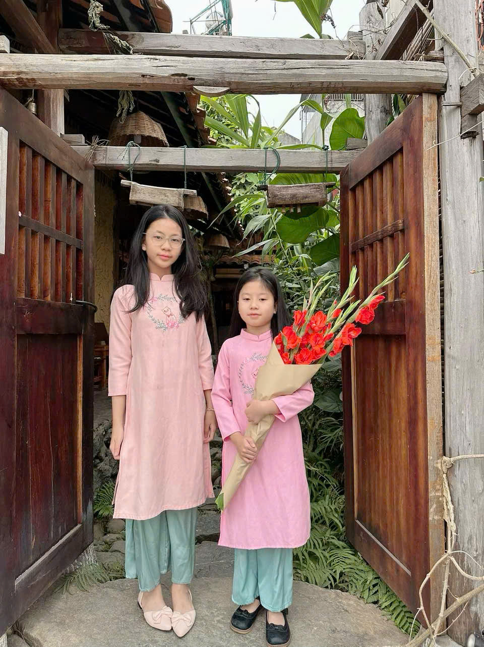 Tường Anh (bìa phải) và chị gái chụp ảnh đón chào năm mới.