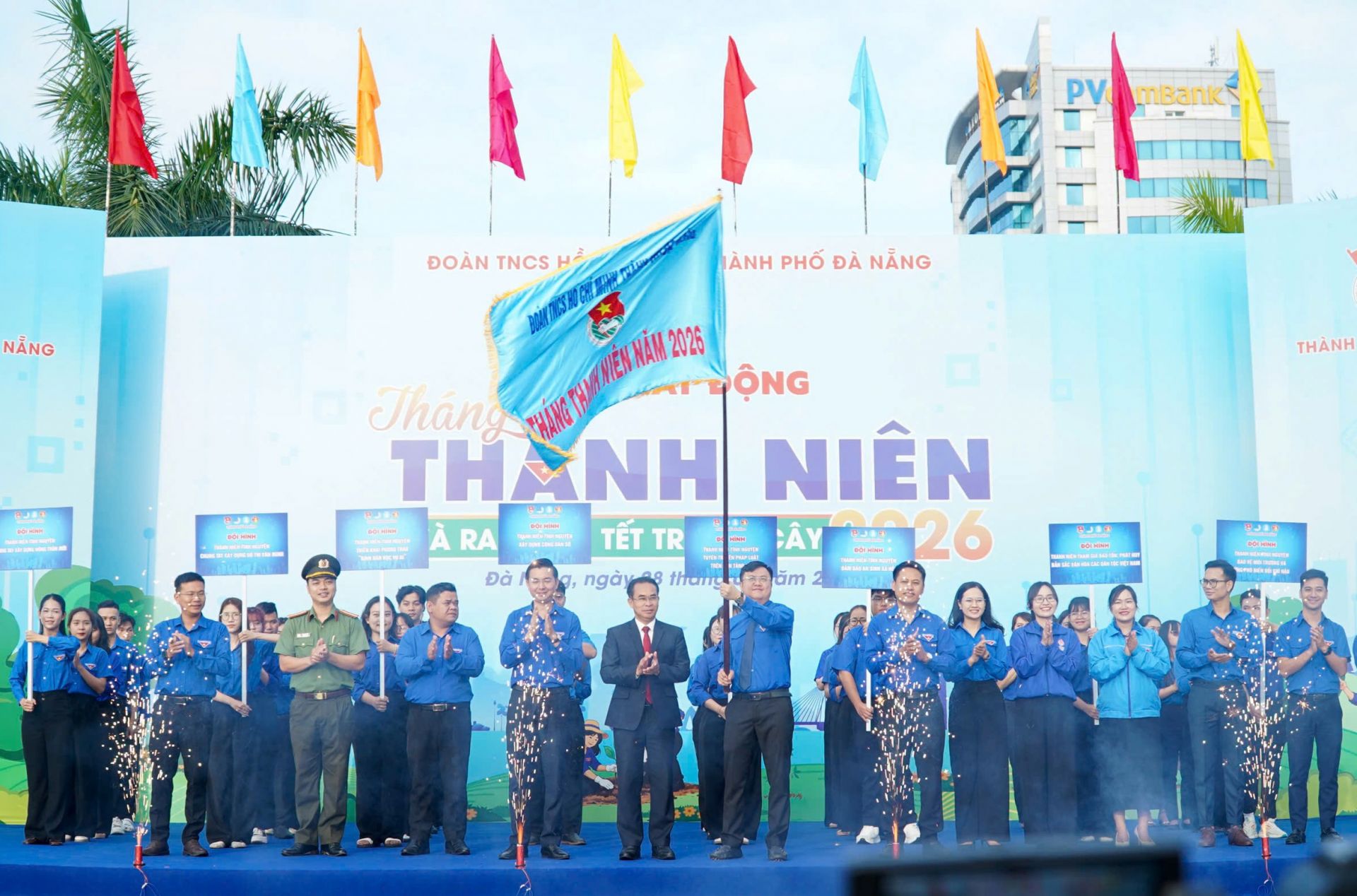 Ban Thường vụ Th&agrave;nh Đo&agrave;n ra mắt 8 đội h&igrave;nh thanh ni&ecirc;n t&igrave;nh nguyện.