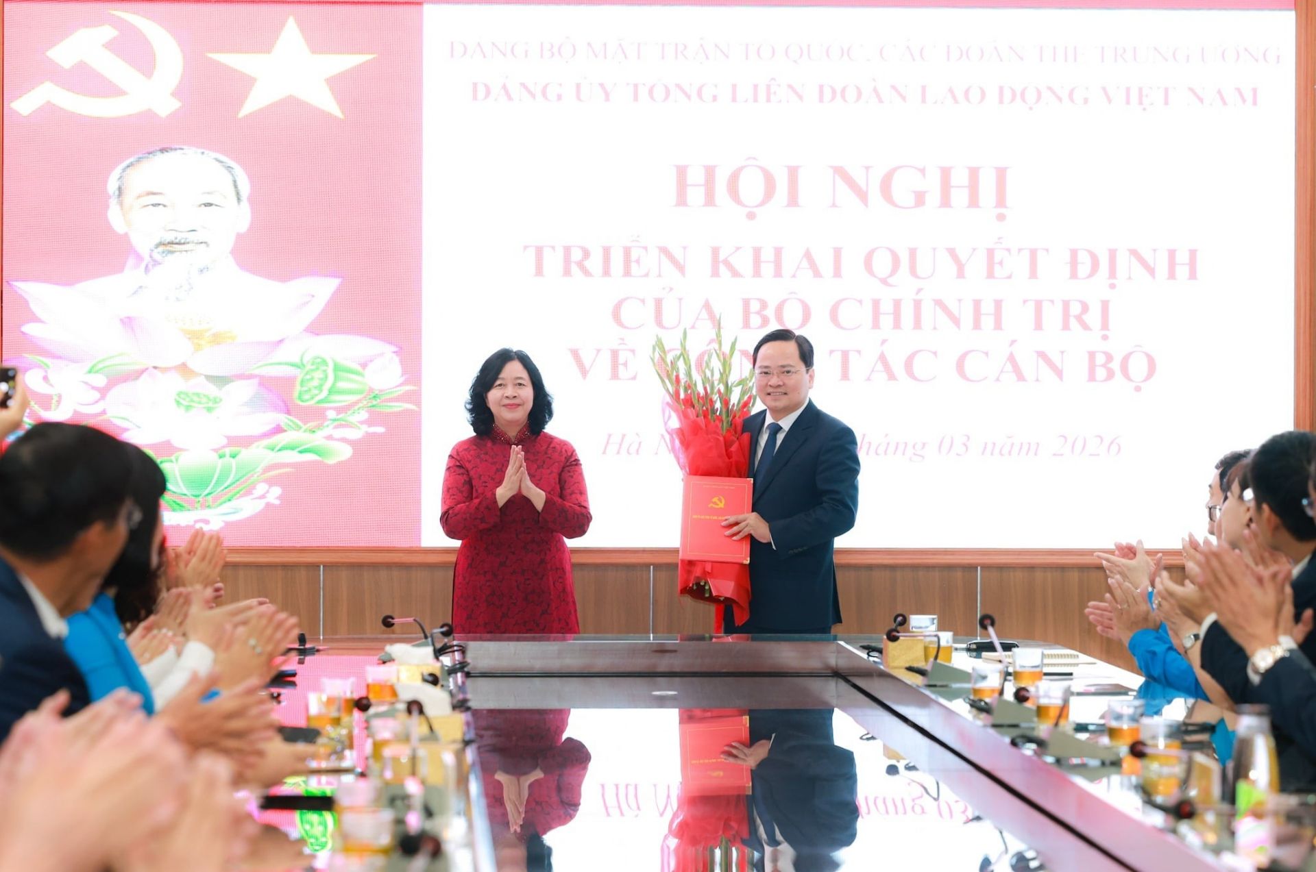 &Ocirc;ng Nguyễn Anh Tuấn nhận quyết định của Bộ Ch&iacute;nh trị, s&aacute;ng 2/3.