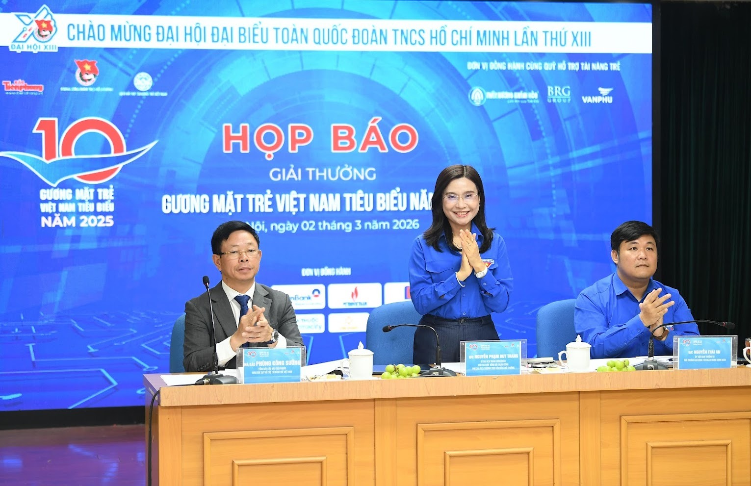 C&aacute;c đại biểu chủ tr&igrave; chương tr&igrave;nh họp b&aacute;o.