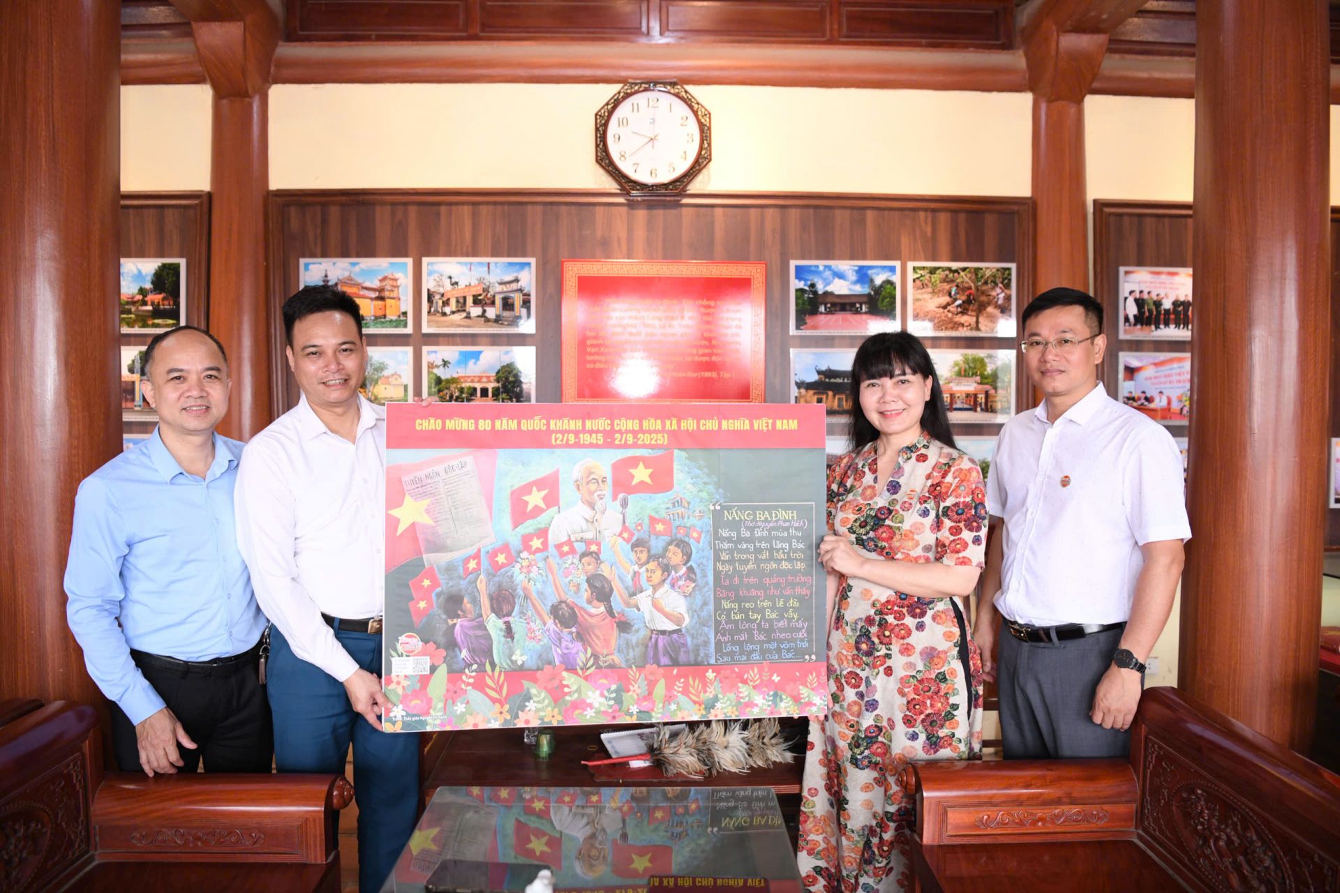 Nh&agrave; b&aacute;o Trần Thị Lan Phương - Ph&oacute; Tổng Bi&ecirc;n tập B&aacute;o TNTP&NĐ trao tặng qu&agrave; lưu niệm tới đại diện Ban Quản l&yacute; di t&iacute;ch, thể hiện t&igrave;nh cảm gắn b&oacute; v&agrave; sự tri &acirc;n.