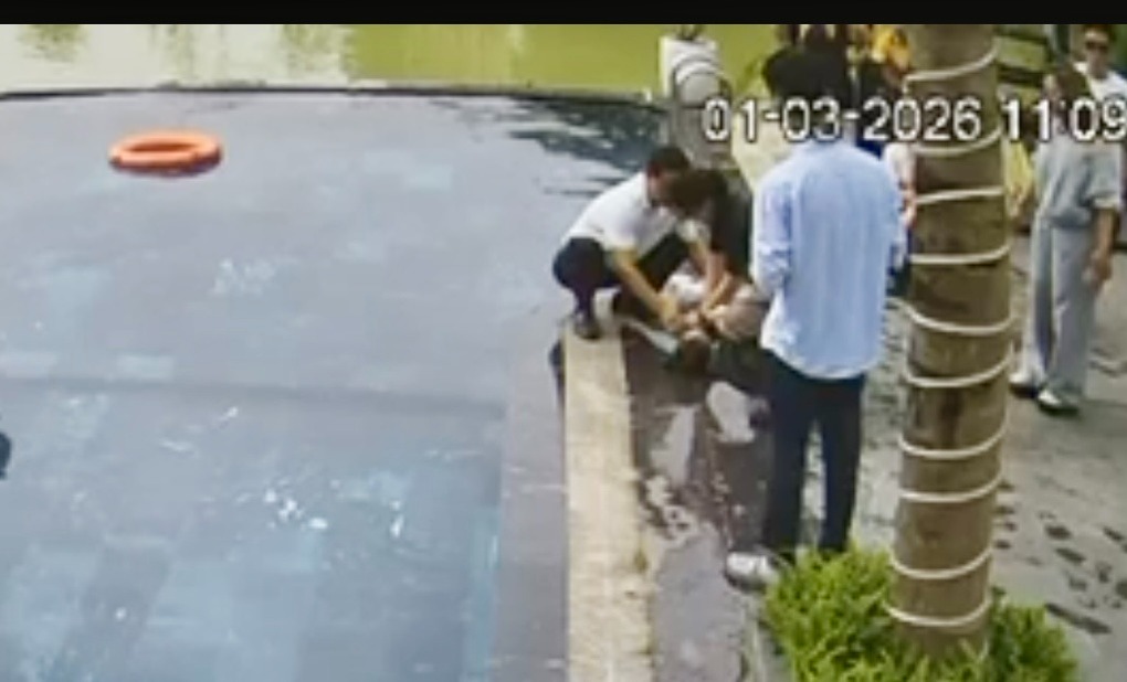 B&aacute;c sĩ Hương hồi sức tim phổi cho bệnh nhi ngay cạnh bể bơi khu nghỉ dưỡng.