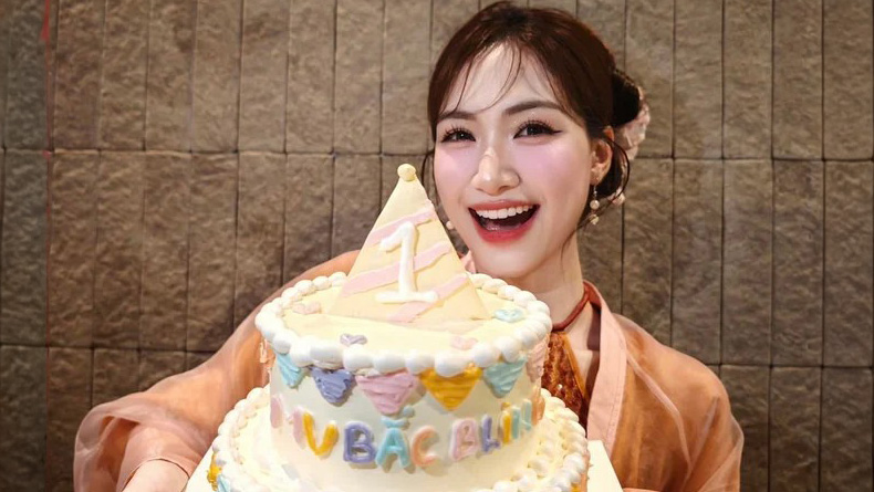 Thực hư việc Hòa Minzy bất ngờ được tặng 6 cây vàng?