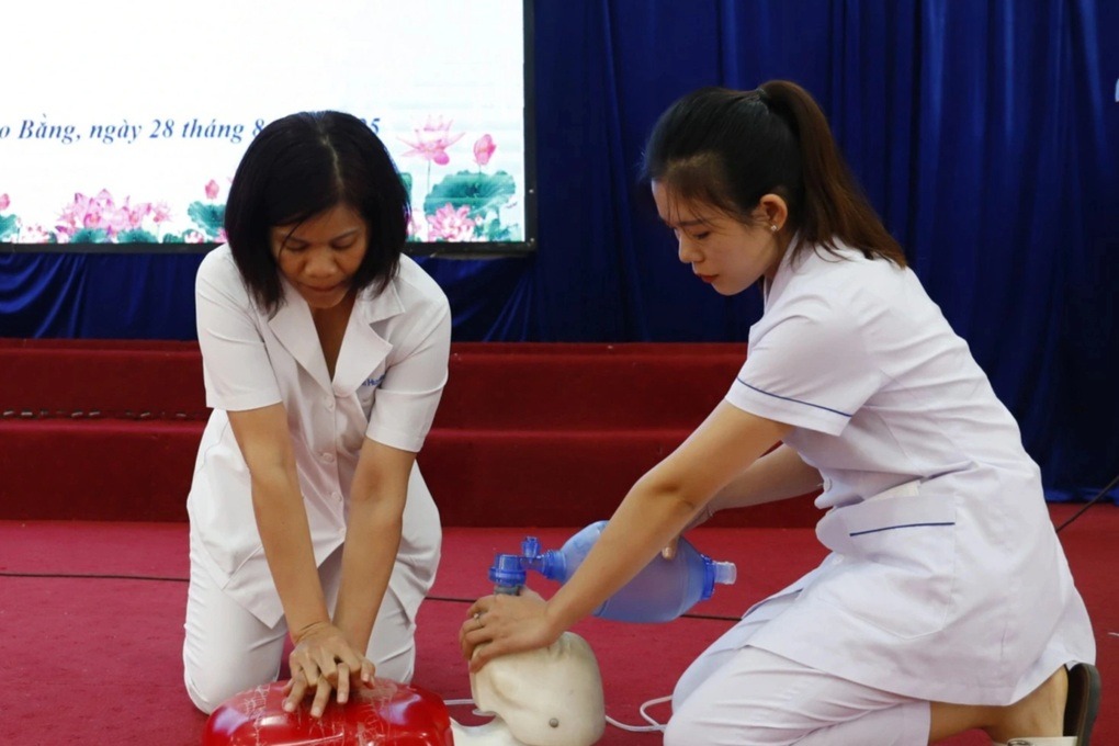 C&aacute;c b&aacute;c sĩ thực h&agrave;nh hồi sức tim phổi trong một kh&oacute;a đ&agrave;o tạo ở địa phương.