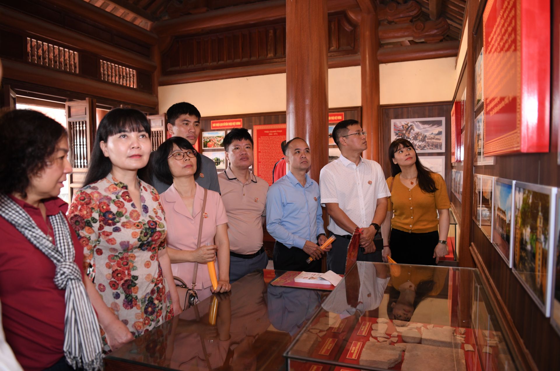 C&aacute;n bộ, đảng vi&ecirc;n hai chi bộ t&igrave;m hiểu lịch sử Khu di t&iacute;ch đền thờ...., lắng nghe giới thiệu về gi&aacute; trị văn h&oacute;a truyền thống.