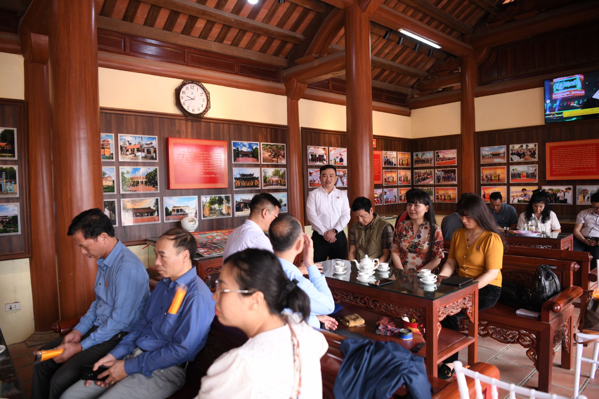 C&aacute;c đảng vi&ecirc;n đ&oacute;ng g&oacute;p &yacute; kiến tại buổi sinh hoạt chuy&ecirc;n đề.