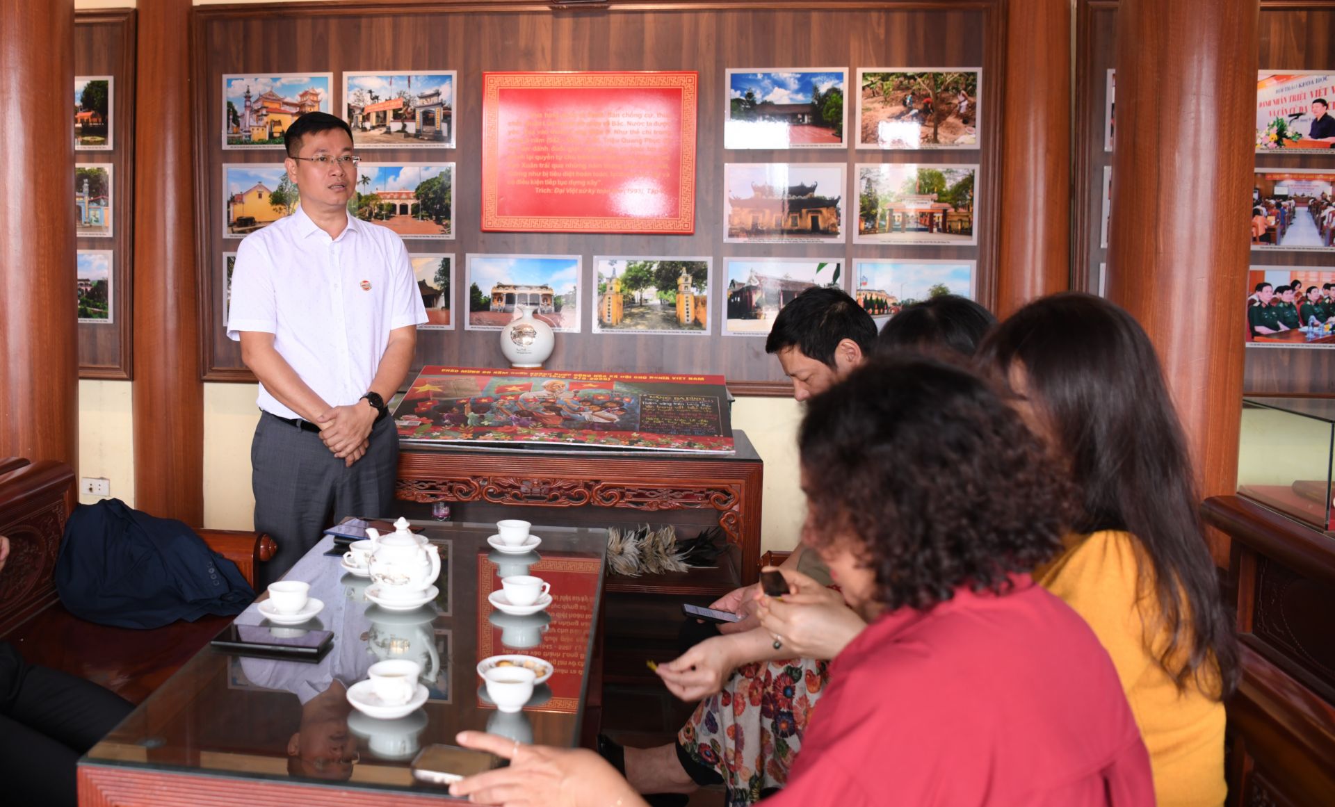 B&iacute; thư c&aacute;c Chi bộ ph&aacute;t biểu tại buổi sinh hoạt chuy&ecirc;n đề.