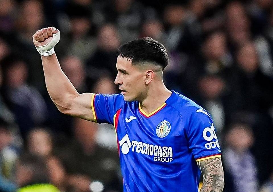 Satriano ăn mừng b&agrave;n thắng.