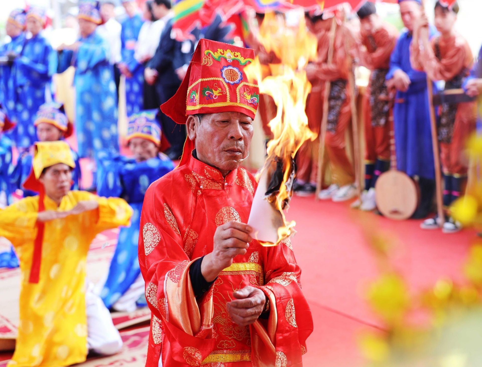 Chủ tế thực hiện nghi thức.