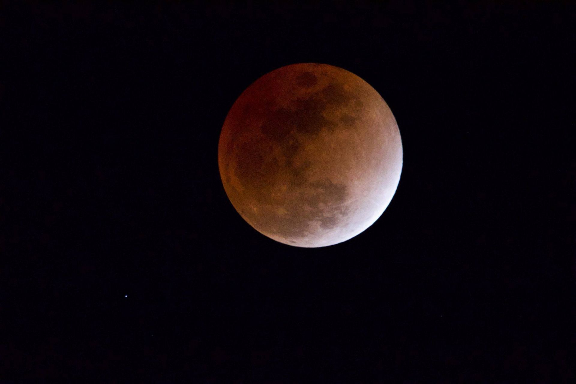 Mặt Trăng chuyển dần sang m&agrave;u đỏ rực.