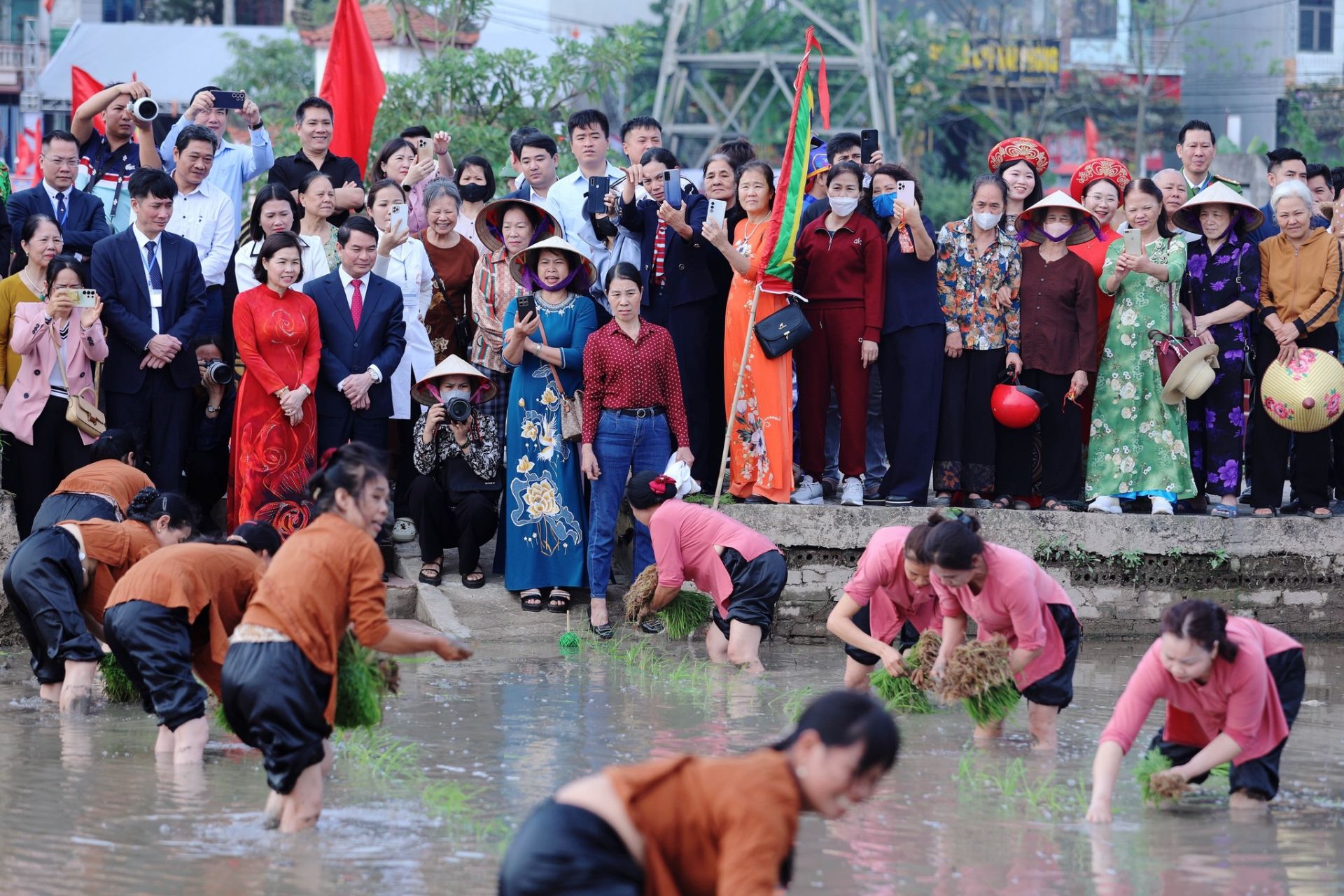 C&aacute;c đại biểu v&agrave; nh&acirc;n d&acirc;n vui vẻ, phấn khởi trong phần phần thi cấy l&uacute;a.