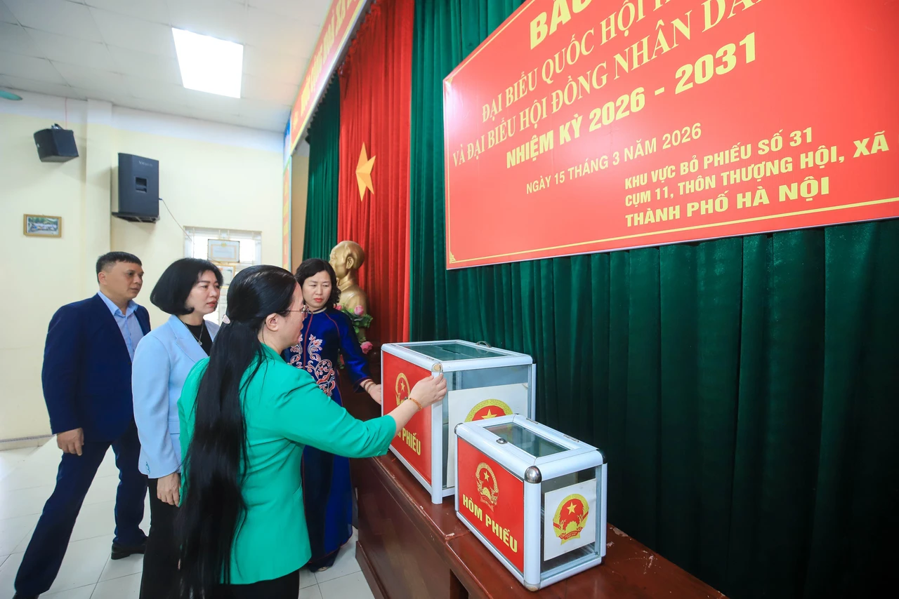 B&agrave; Ph&ugrave;ng Thị Hồng H&agrave; - Chủ tịch Ủy ban Bầu cử Th&agrave;nh phố H&agrave; Nội trao đổi về c&ocirc;ng t&aacute;c bảo đảm an ninh trong khu vực bỏ phiếu.