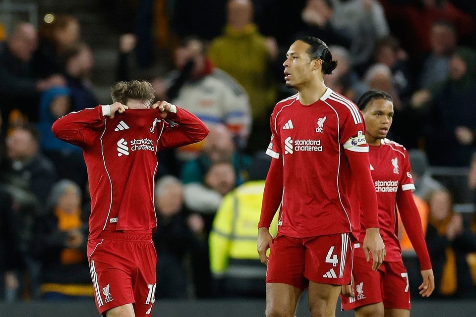 C&aacute;c cầu thủ Liverpool thất vọng sau khi nhận b&agrave;n thua ở cuối trận gặp Wolves. (Ảnh: Reuters)