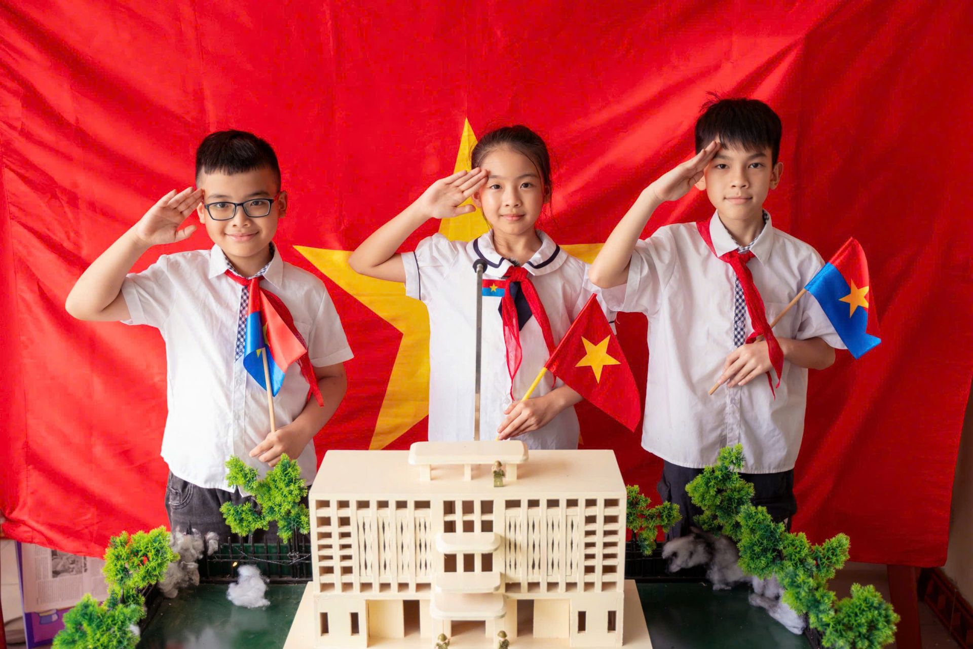 Nh&oacute;m của Tuệ Linh đoạt giải Nhất Cuộc thi S&aacute;ng tạo thanh thiếu nhi đồng tỉnh Quảng Ninh lần thứ X.