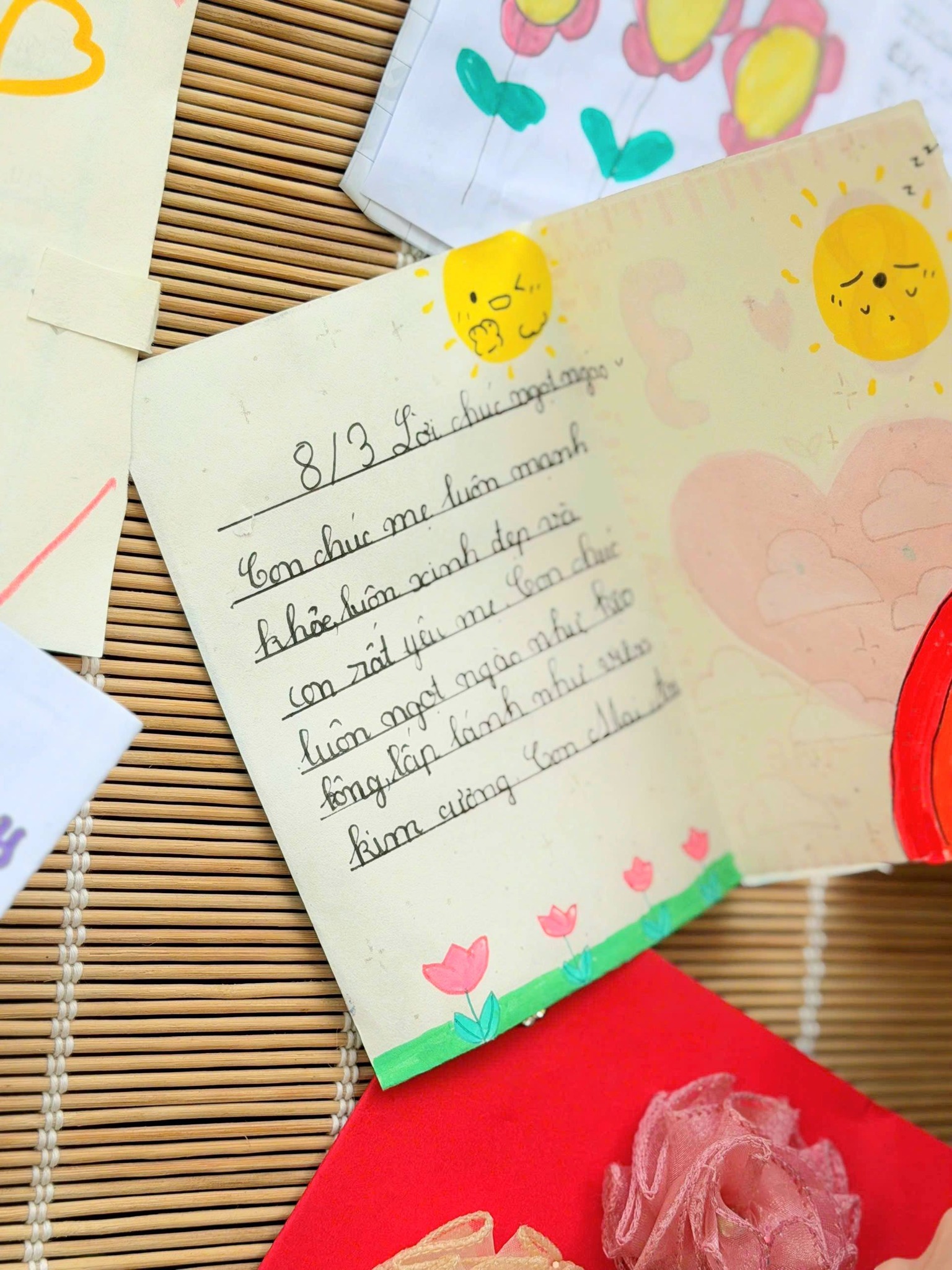 Tấm thiệp được viết nắn n&oacute;t, gửi những lời y&ecirc;u thương d&agrave;nh cho mẹ.