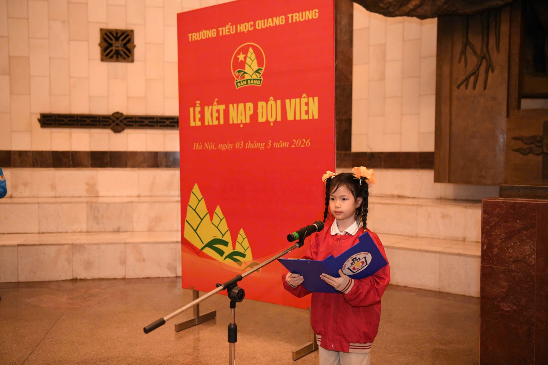 L&ecirc; Kết nạp đội vi&ecirc;n mới diễn ra trong kh&ocirc;ng kh&iacute; trang nghi&ecirc;m.