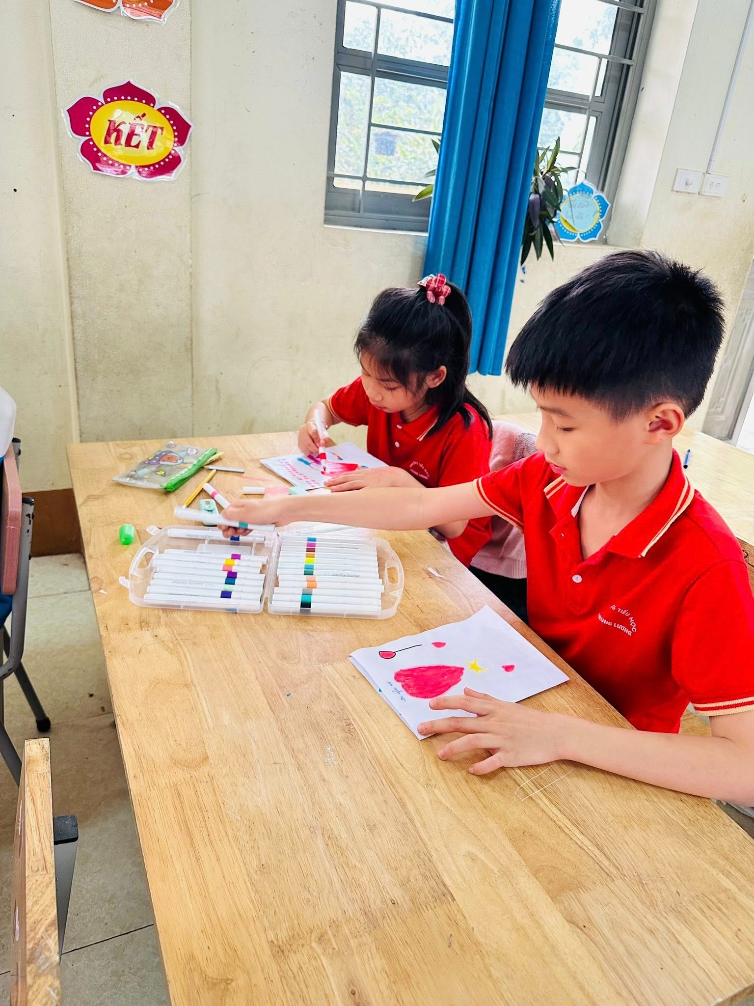 C&aacute;c bạn học sinh tự tay viết v&agrave; trang tr&iacute; tấm thiệp ch&uacute;c mừng ng&agrave;y 8/3.