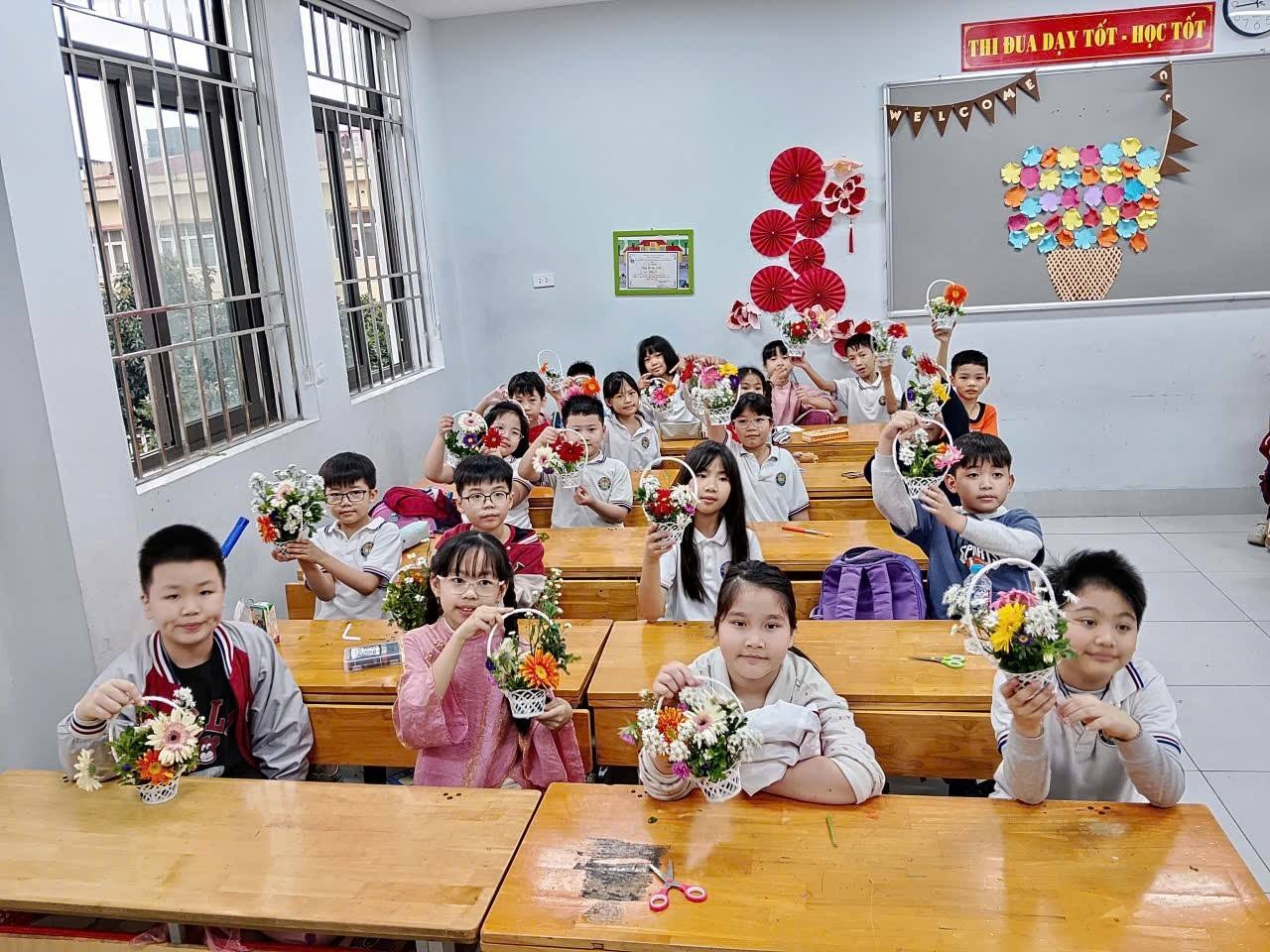 Ng&agrave;y 8/3 kh&ocirc;ng thể thiếu những b&ocirc;ng hoa tặng c&ocirc;, tặng mẹ. Đặc biệt hơn khi học sinh tự tay thiết kế những giỏ hoa xinh xắn.