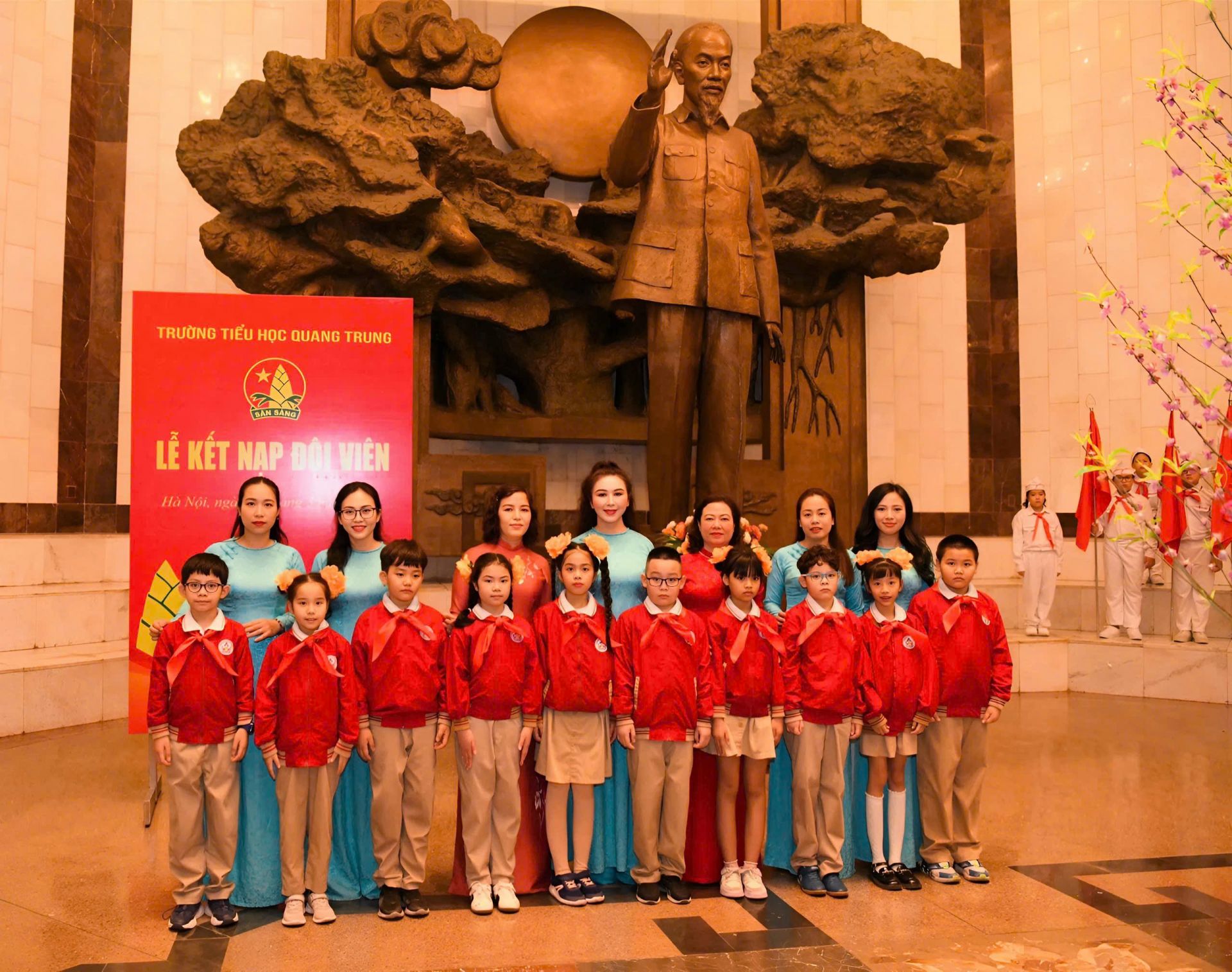 Ban Gi&aacute;m hiệu nh&agrave; trường v&agrave; c&aacute;c c&ocirc; gi&aacute;o khối 3 trao khăn qu&agrave;ng đỏ cho c&aacute;c em học sinh.