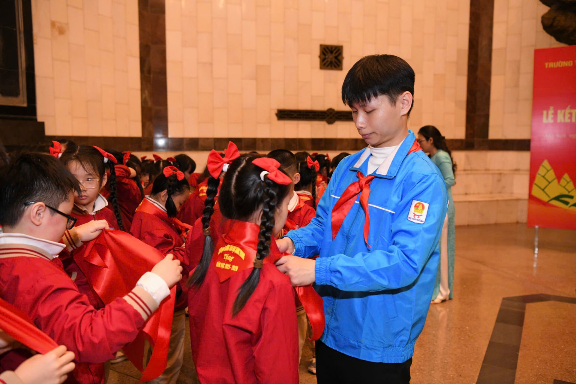 Kể từ giờ ph&uacute;t n&agrave;y, c&aacute;c em đ&atilde; ch&iacute;nh thức l&agrave; đội vi&ecirc;n Đội TNTP Hồ Ch&iacute; Minh.