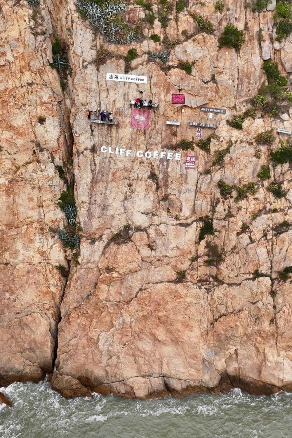 Du kh&aacute;ch trải nghiệm qu&aacute;n c&agrave; ph&ecirc; tr&ecirc;n v&aacute;ch đ&aacute; Ph&uacute;c Kiến, Trung Quốc. 