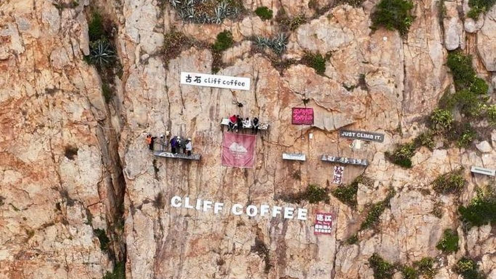 Độc - Lạ: Quán cà phê cheo leo trên vách đá hút khách nhờ trải nghiệm mạo hiểm