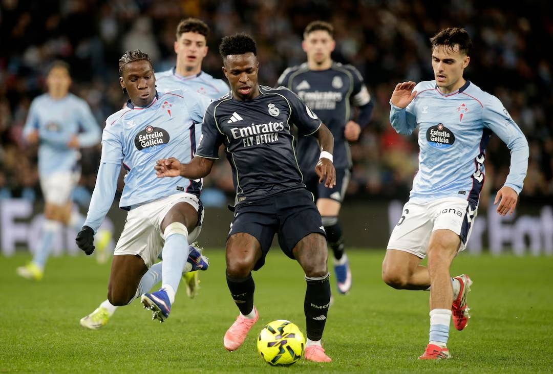 Vinicius (giữa) thi đấu trong trận Real thắng Celta Vigo.