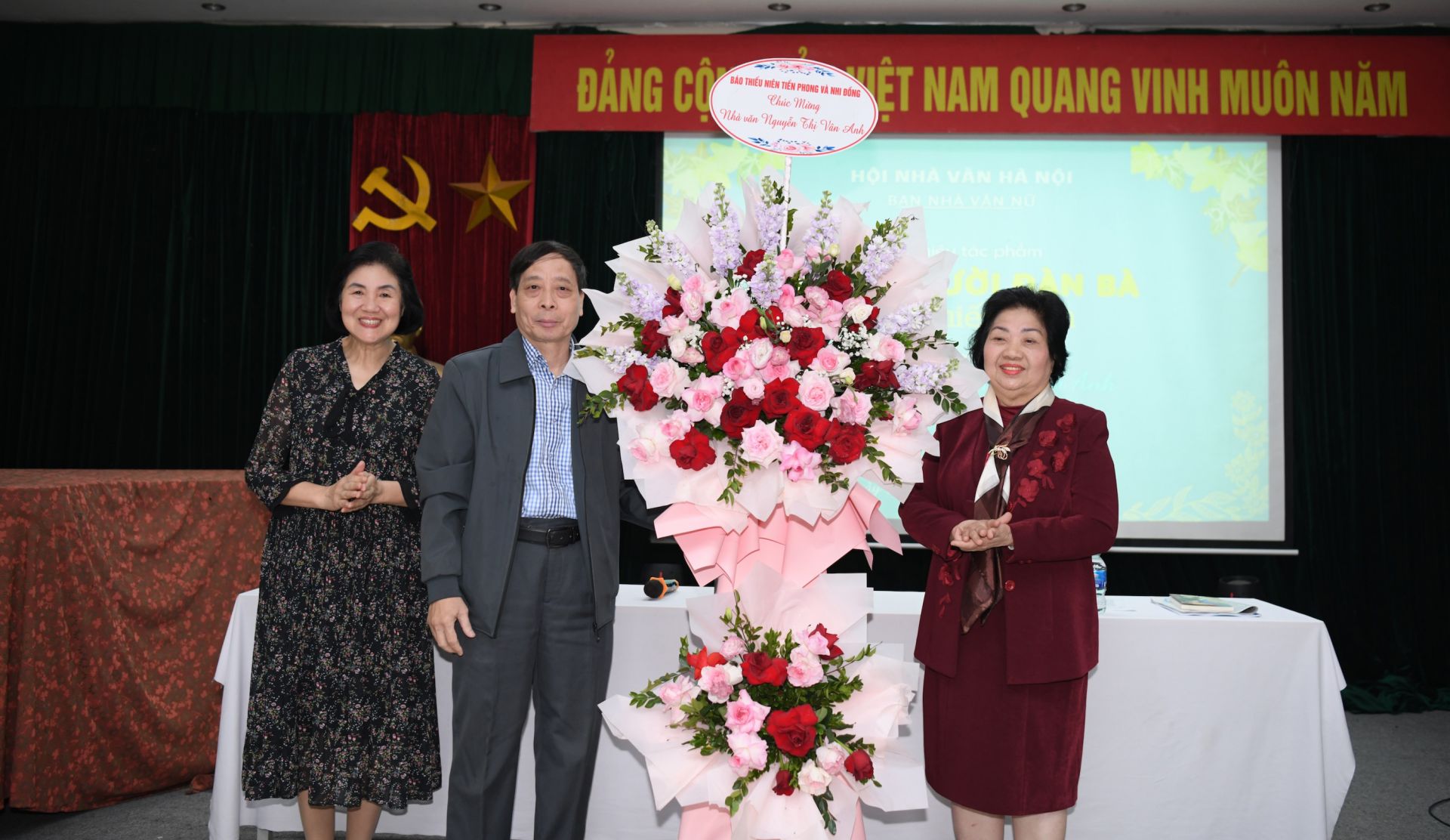 B&aacute;o Thiếu ni&ecirc;n Tiền phong v&agrave; Nhi đồng tặng lẵng hoa ch&uacute;c mừng nh&agrave; văn, nh&agrave; b&aacute;o Nguyễn Thị V&acirc;n Anh.