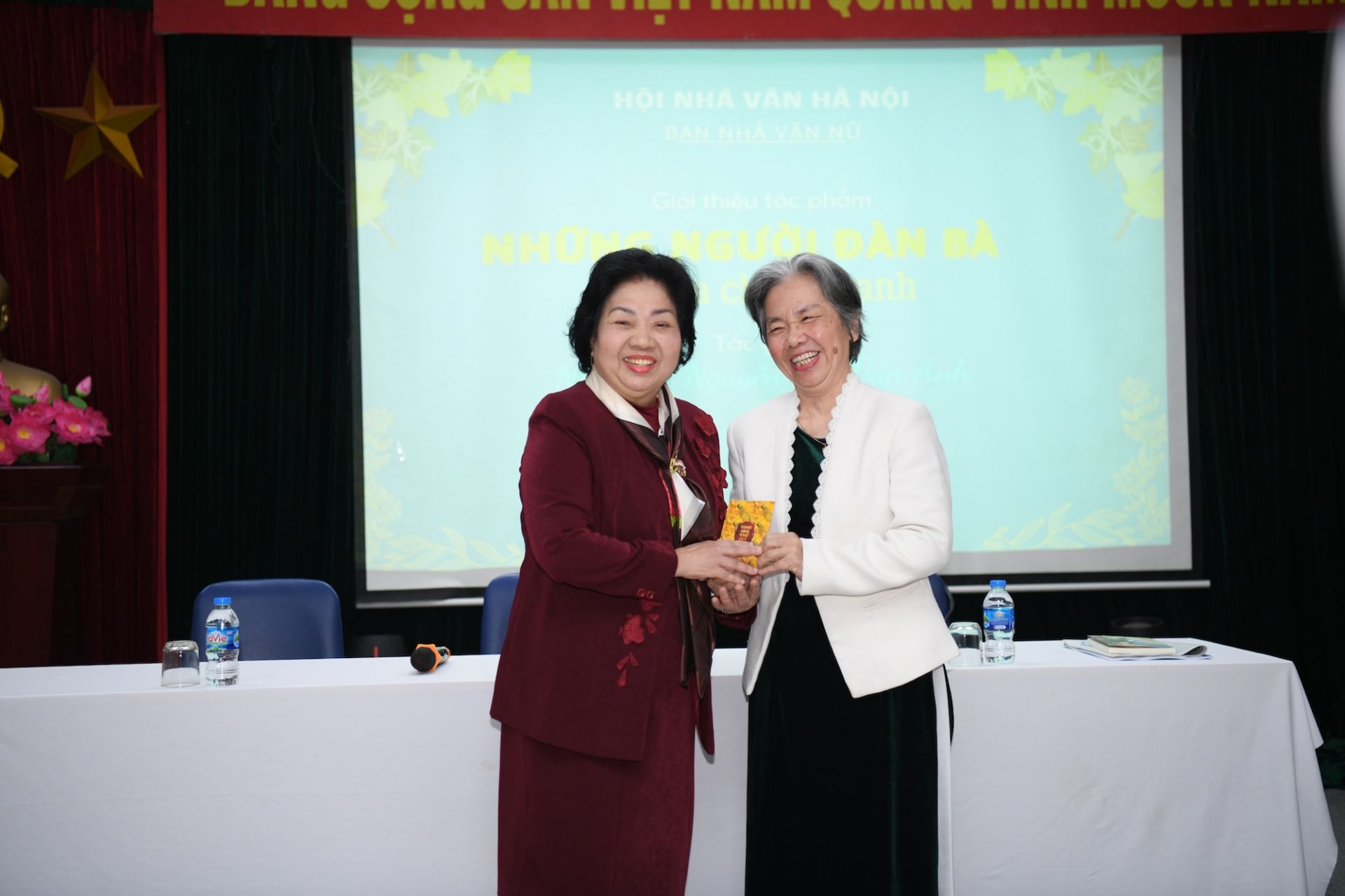 Những người bạn văn, bạn thơ ch&uacute;c mừng t&aacute;c giả.