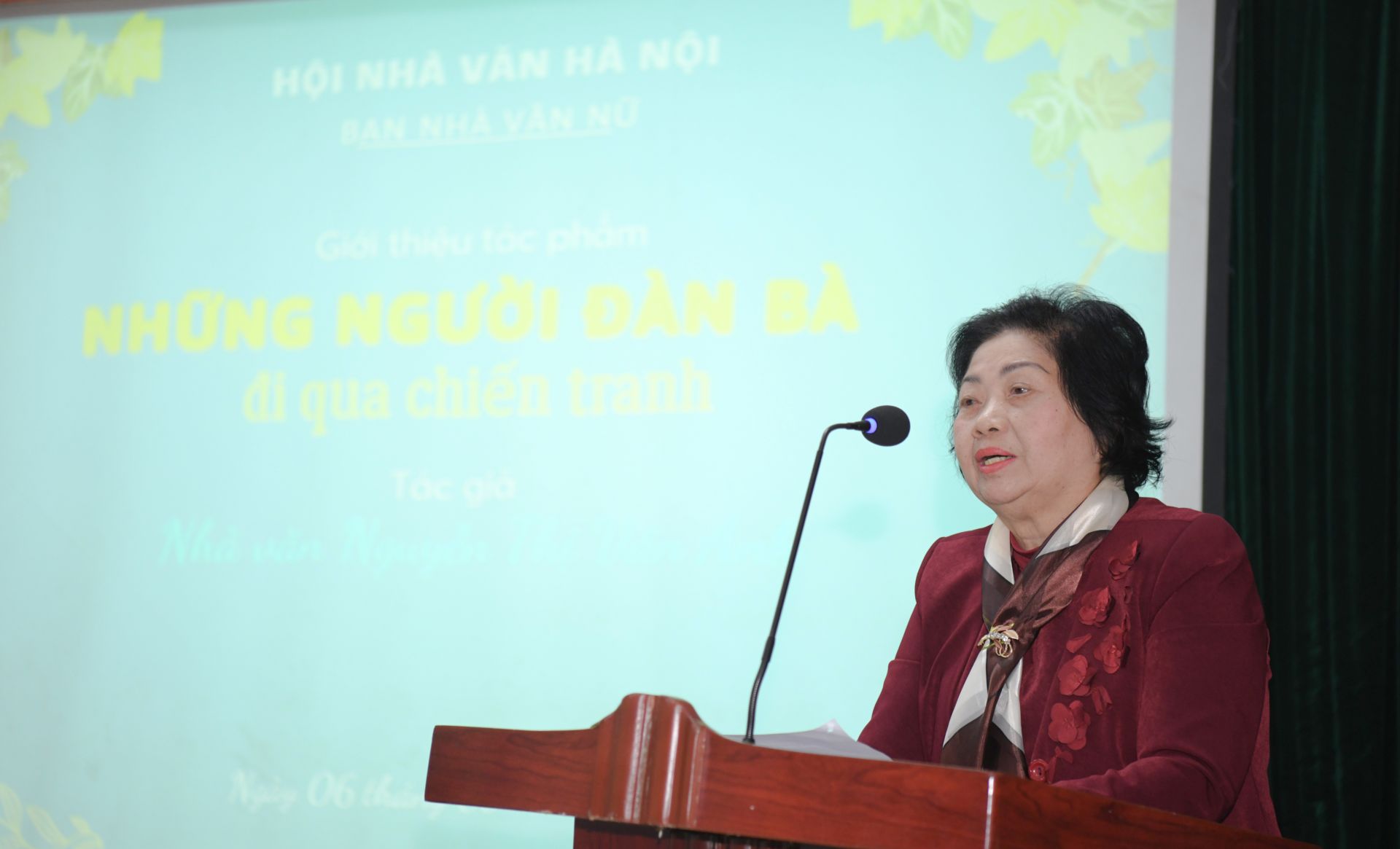 Nh&agrave; văn, nh&agrave; b&aacute;o Nguyễn Thị V&acirc;n Anh chia sẻ tại lễ ra mắt tập truyện ngắn v&agrave; k&yacute;.