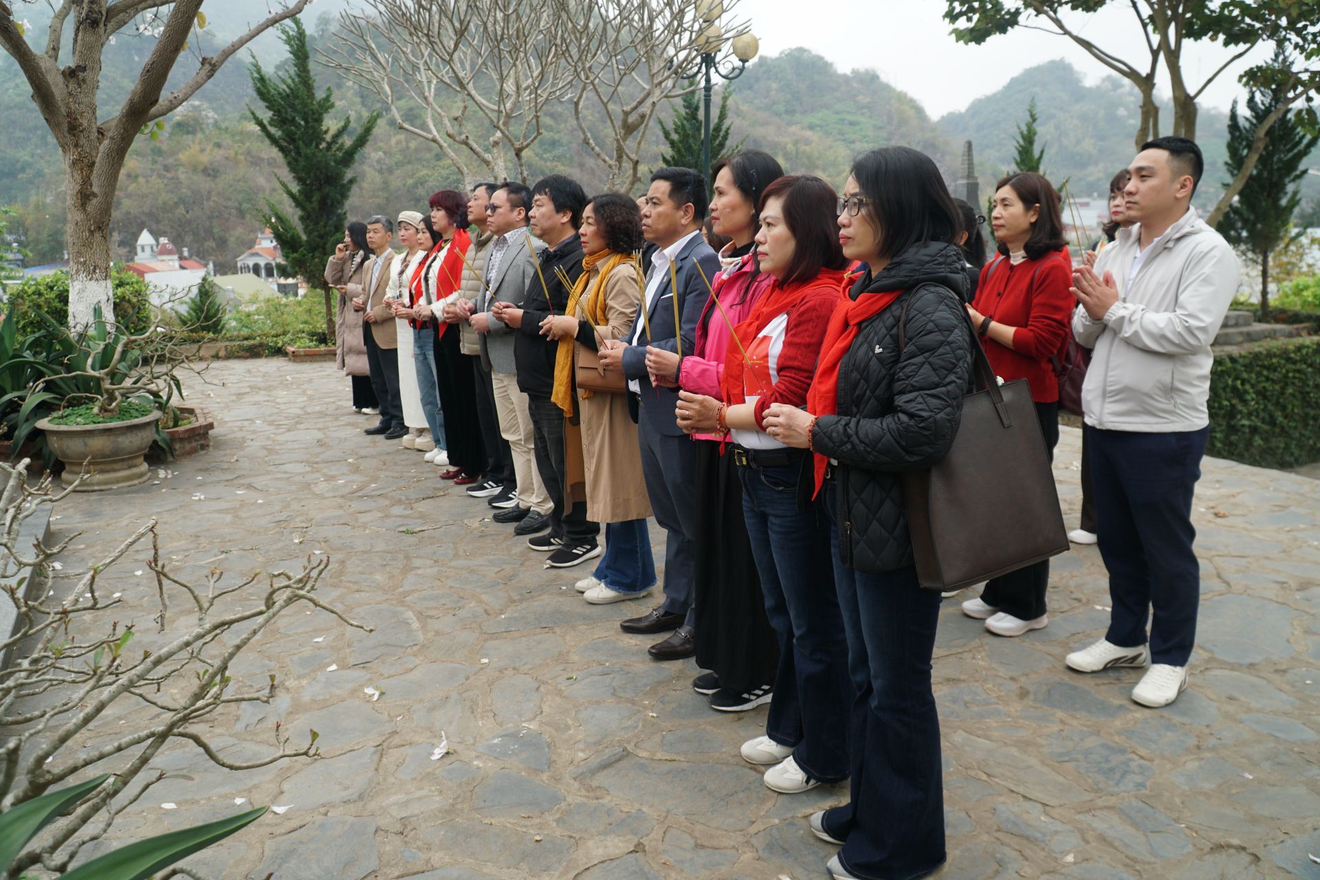 Đo&agrave;n c&ocirc;ng t&aacute;c d&acirc;ng hương tưởng niệm c&aacute;c Anh h&ugrave;ng liệt sĩ.