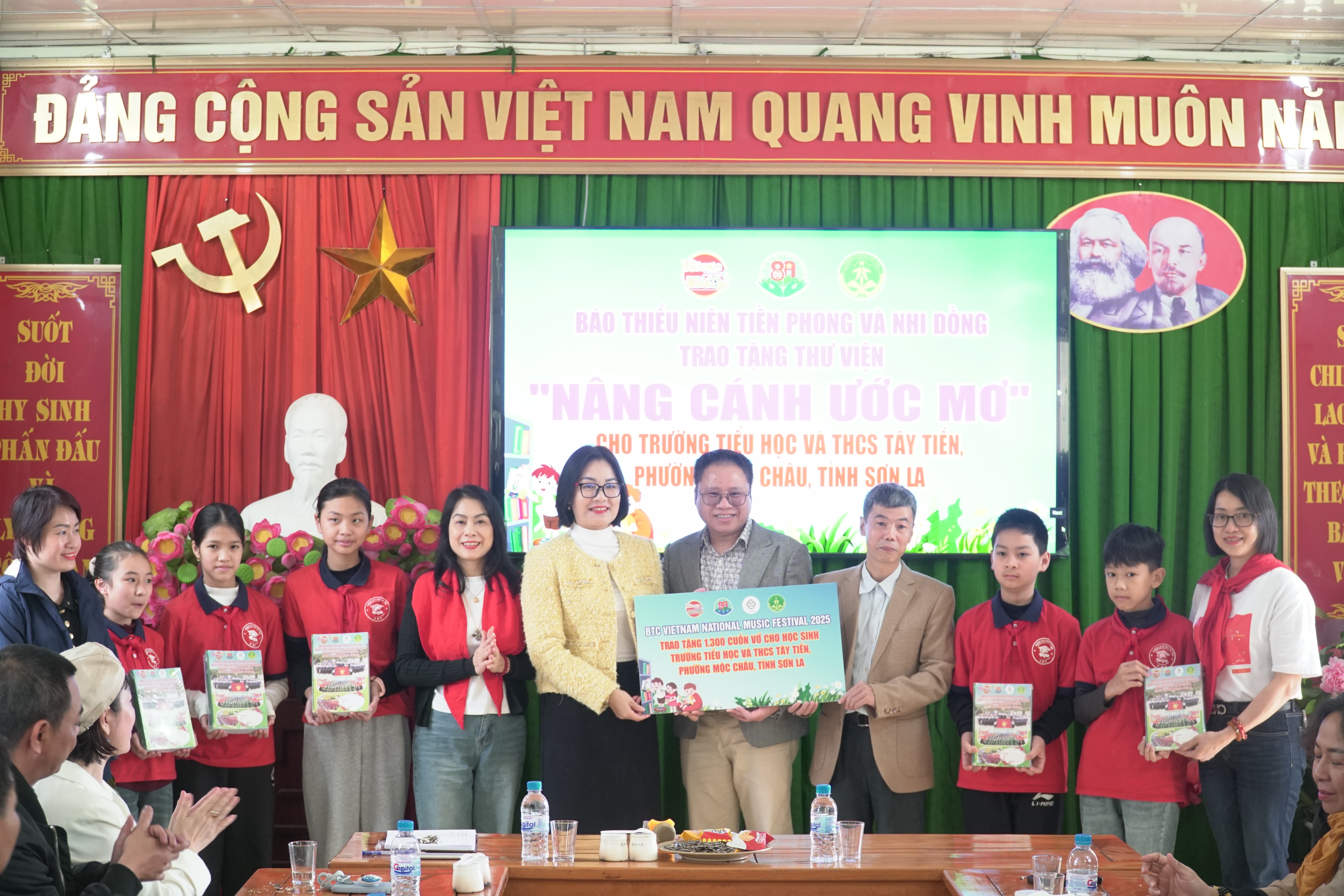 Nh&agrave; b&aacute;o B&ugrave;i Việt Cường &ndash; Chủ tịch C&ocirc;ng đo&agrave;n B&aacute;o Thiếu ni&ecirc;n Tiền phong v&agrave; Nhi đồng trao tặng 1.300 cuốn vở cho thầy tr&ograve; trường TH&THCS T&acirc;y Tiến.