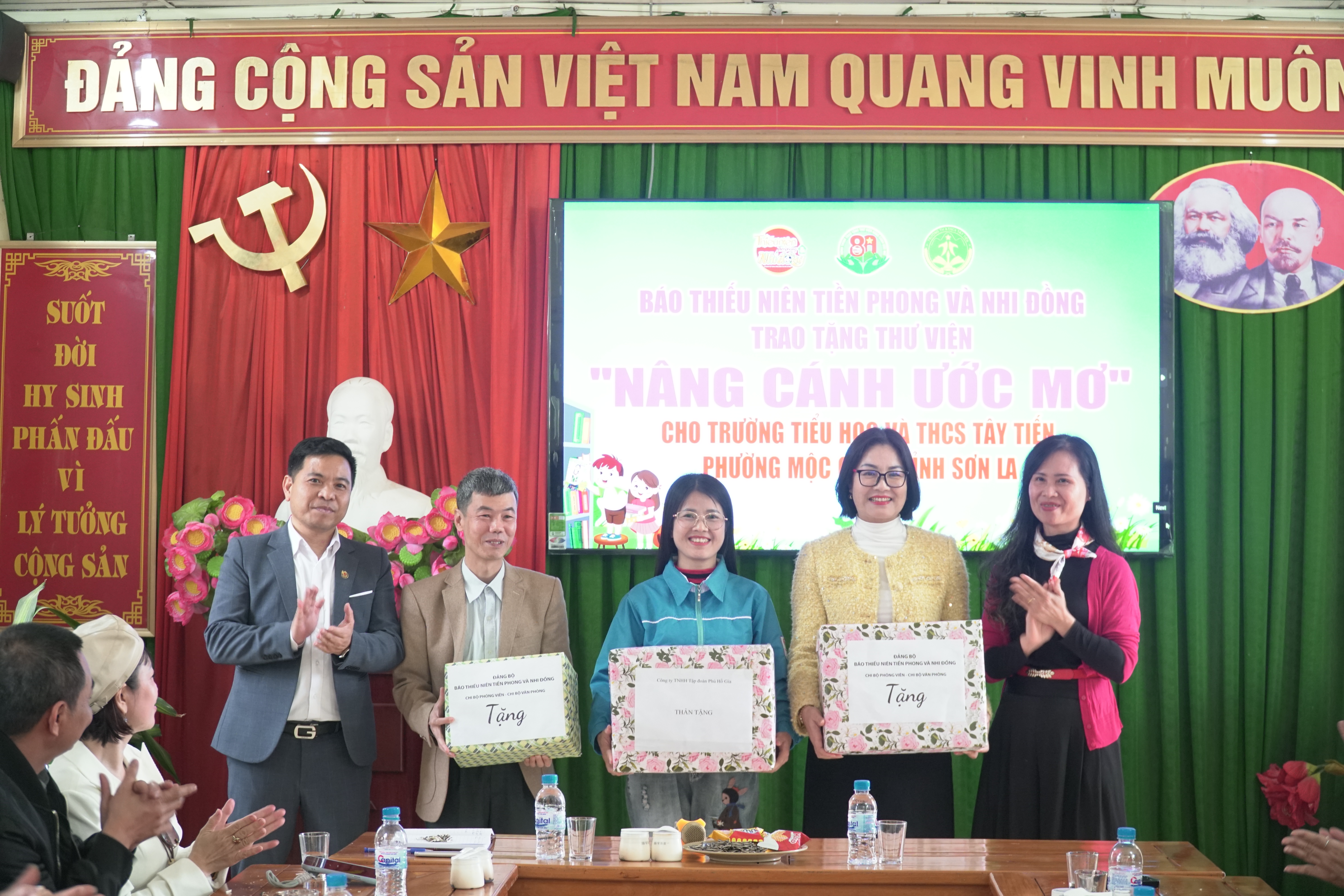 Những m&oacute;n qu&agrave; ngọt ng&agrave;o v&agrave; thiết thực được đại diện hai chi bộ trao tặng thầy tr&ograve; trường TH&THCS T&acirc;y Tiến.