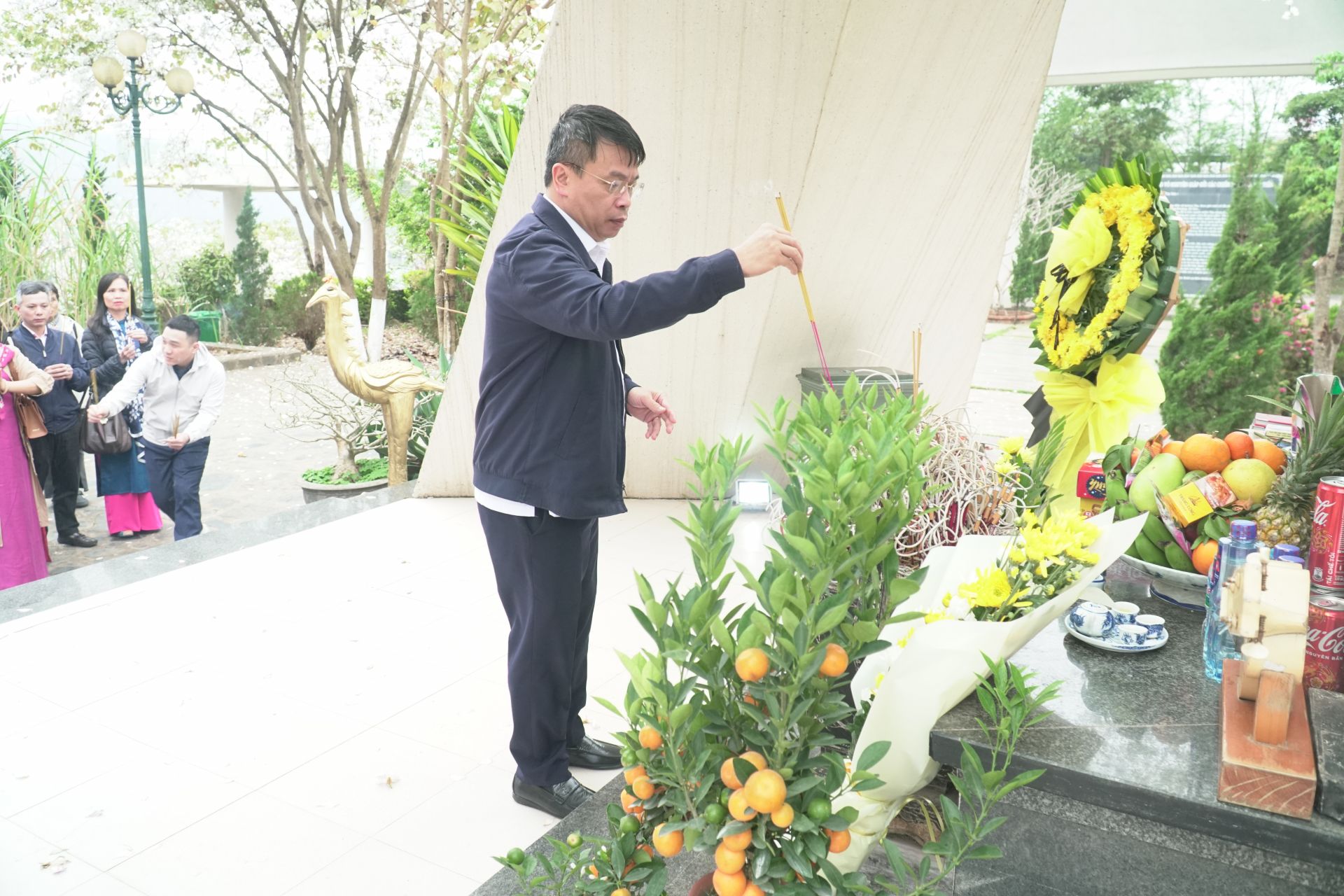 Nh&agrave; văn, nh&agrave; b&aacute;o Nguyễn Phan Khu&ecirc; &ndash; B&iacute; thư Đảng ủy, Tổng Bi&ecirc;n tập B&aacute;o Thiếu ni&ecirc;n Tiền phong v&agrave; Nhi đồng d&acirc;ng hương tưởng niệm c&aacute;c Anh h&ugrave;ng liệt sĩ.