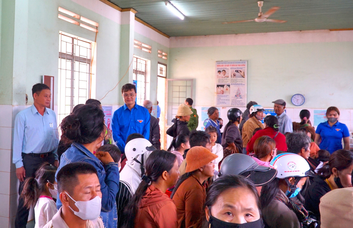 Cũng tại x&atilde; Chư Pưh, anh B&ugrave;i Quang Huy tới thăm, động vi&ecirc;n 300 b&agrave; con nh&acirc;n d&acirc;n trong x&atilde; tới kh&aacute;m sức khoẻ. Chương tr&igrave;nh n&agrave;y do Trung ương Đo&agrave;n, Trung ương Hội thầy thuốc trẻ, Tỉnh Đo&agrave;n Gia Lai phối hợp Bệnh viện H&ugrave;ng Vương Gia Lai tổ chức, qua đ&oacute; tặng qu&agrave;, cấp thuốc cho 300 hộ d&acirc;n.