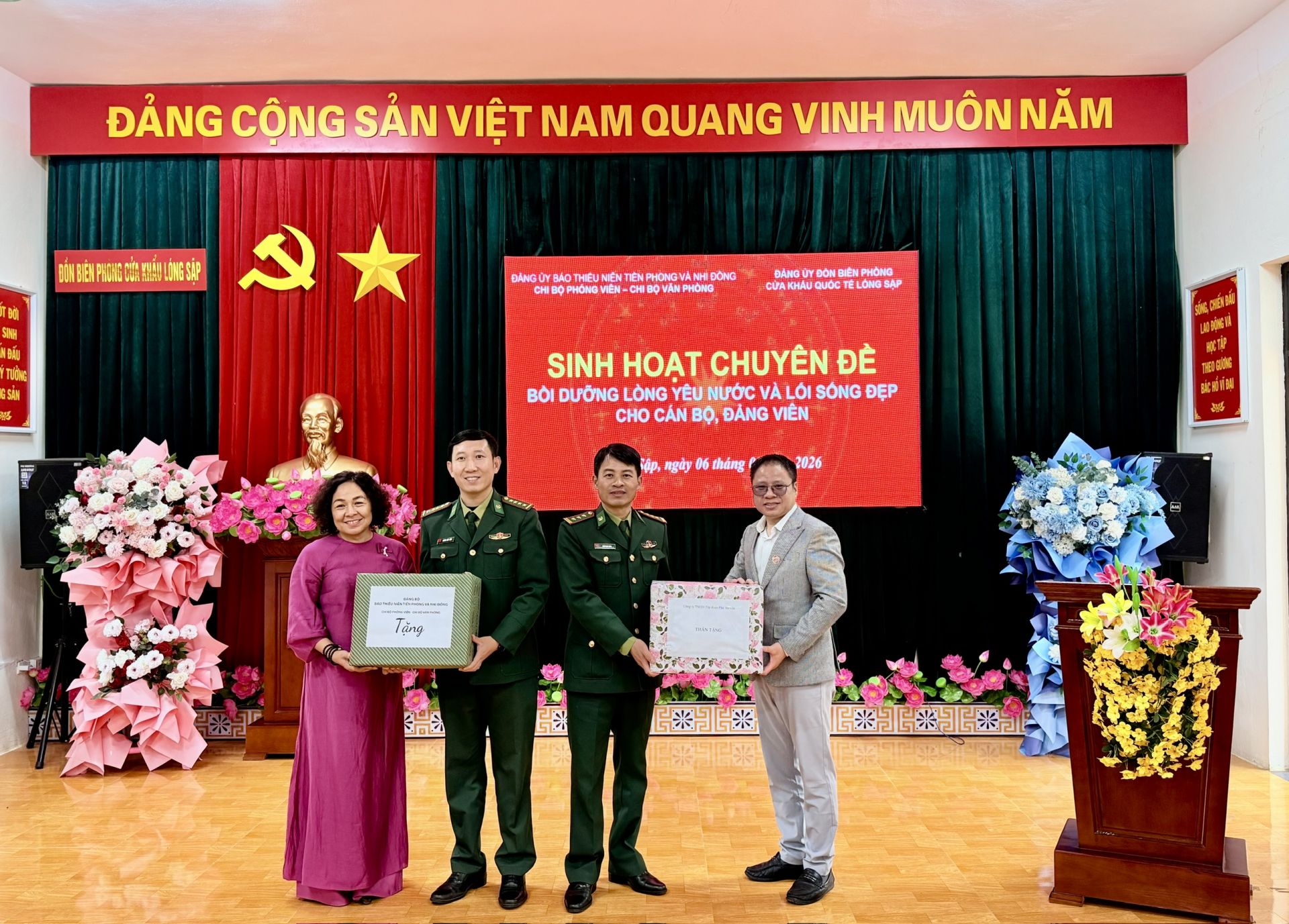 Nh&agrave; b&aacute;o Đỗ Thị Thanh B&igrave;nh v&agrave; nh&agrave; b&aacute;o B&ugrave;i Việt Cường trao tặng những m&oacute;n qu&agrave; y&ecirc;u thương cho con em c&aacute;n bộ chiến sĩ.