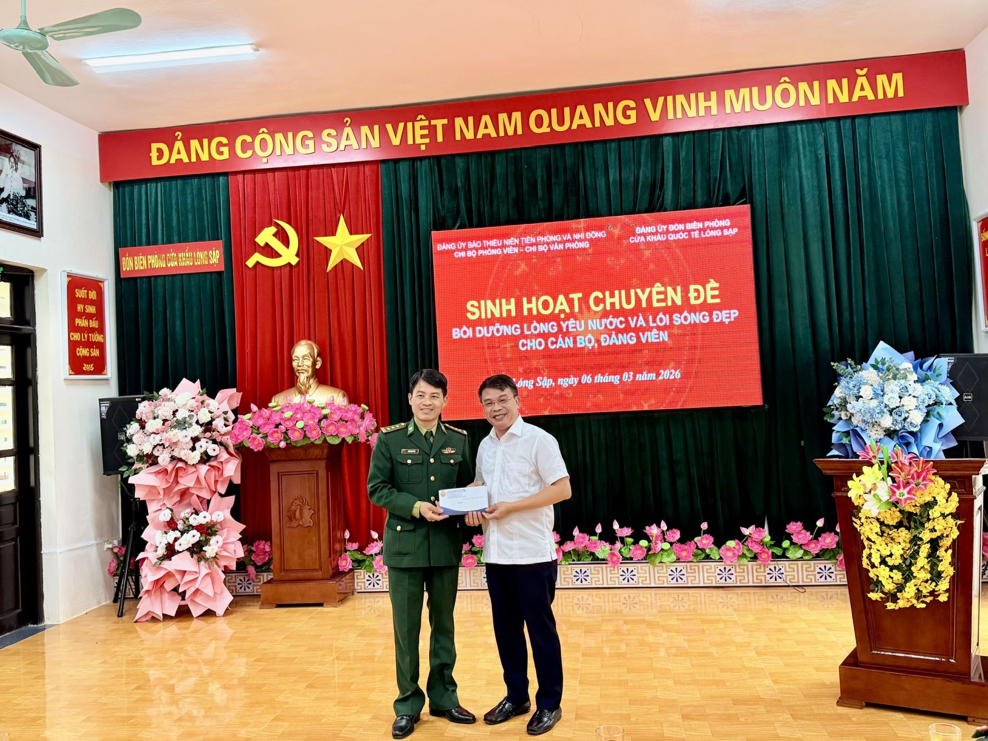 Thượng t&aacute; Trần Nam Hưng &ndash; Đồn trưởng Đồn Bi&ecirc;n ph&ograve;ng Cửa khẩu Quốc tế L&oacute;ng Sập đ&oacute;n nhận 10 suất học bổng do B&aacute;o Thiếu ni&ecirc;n Tiền phong v&agrave; Nhi đồng trao tặng cho con em Đồn Bi&ecirc;n ph&ograve;ng.