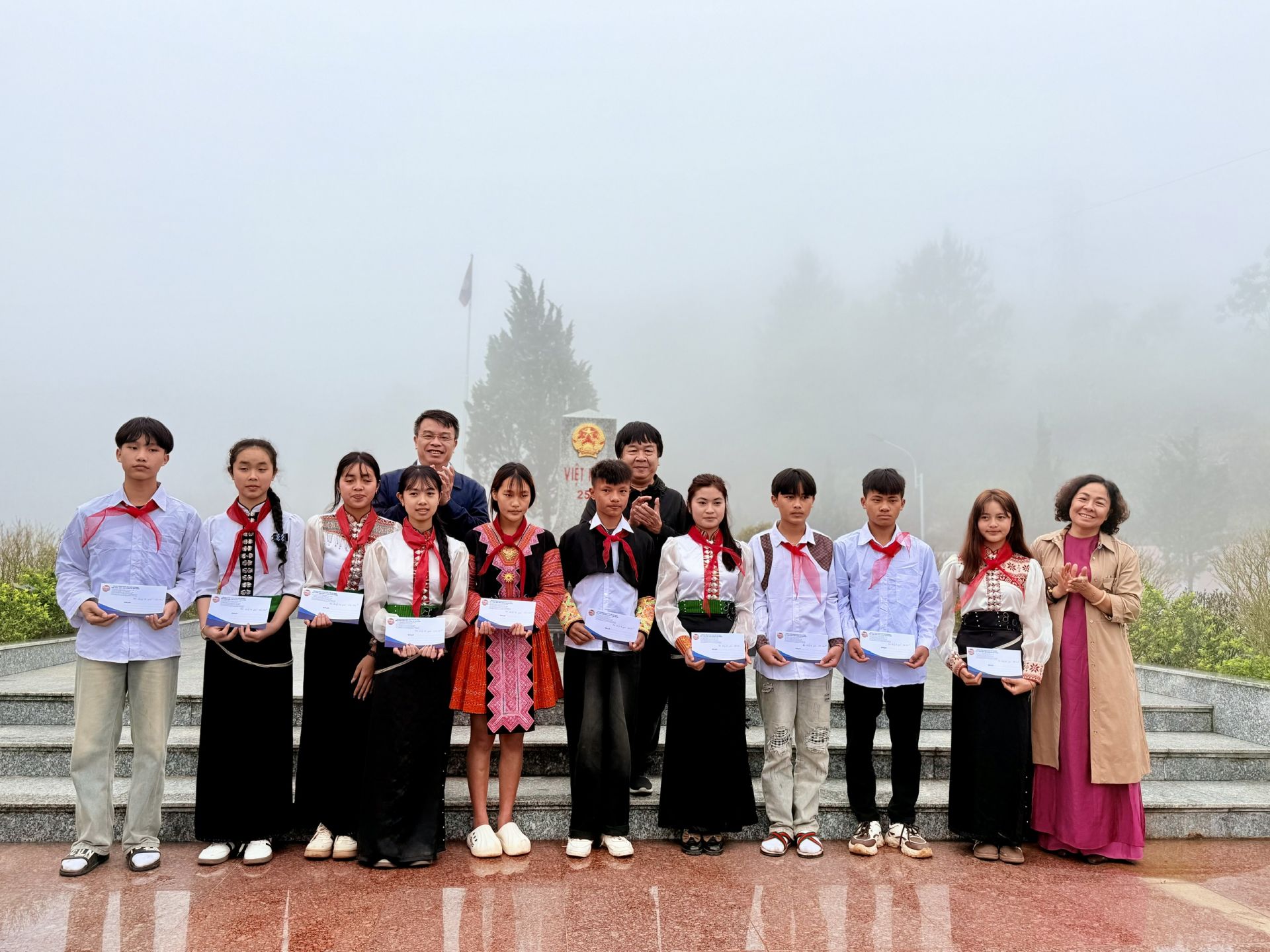 C&aacute;c bạn học sinh trường Phổ th&ocirc;ng d&acirc;n tộc B&aacute;n tr&uacute; TH&THCS L&oacute;ng Sập đ&oacute;n nhận học bổng của B&aacute;o Thiếu ni&ecirc;n Tiền phong v&agrave; Nhi đồng.