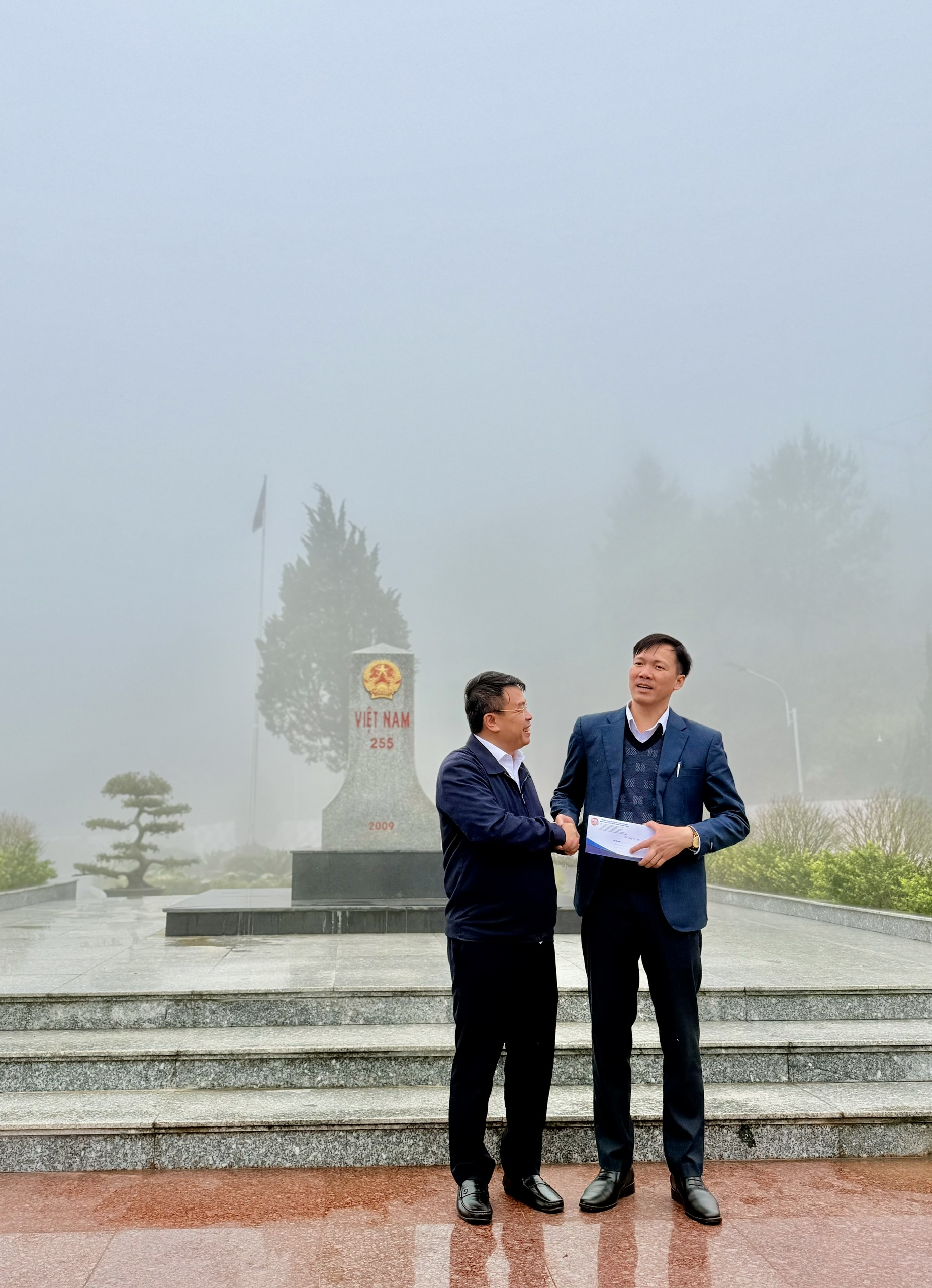 Nh&agrave; gi&aacute;o Phạm Đ&igrave;nh Hưng &ndash; Gi&aacute;m đốc Trung t&acirc;m Bồi dưỡng ch&iacute;nh trị phường Mộc Sơn đ&oacute;n nhận 5 suất học bổng của B&aacute;o d&agrave;nh tặng cho con em c&aacute;n bộ của trung t&acirc;m.