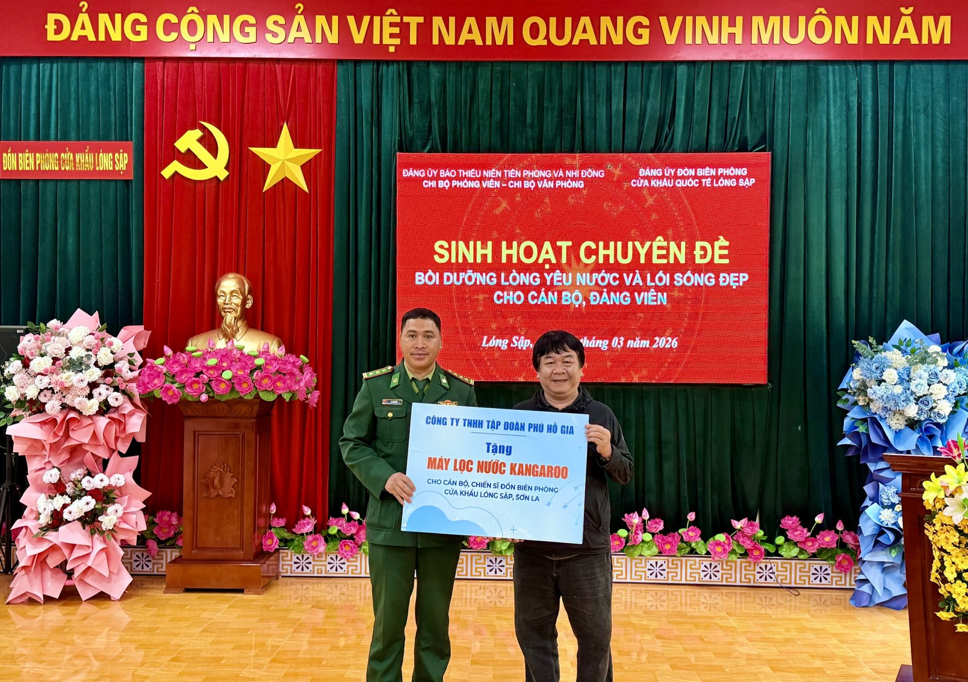 Thay mặt nh&agrave; t&agrave;i trợ, nh&agrave; b&aacute;o Phan Việt H&ugrave;ng trao tặng cho c&aacute;n bộ, chiến sĩ Đồn Bi&ecirc;n ph&ograve;ng Cửa khẩu Quốc tế L&oacute;ng Sập 1 chiếc m&aacute;y lọc nước.