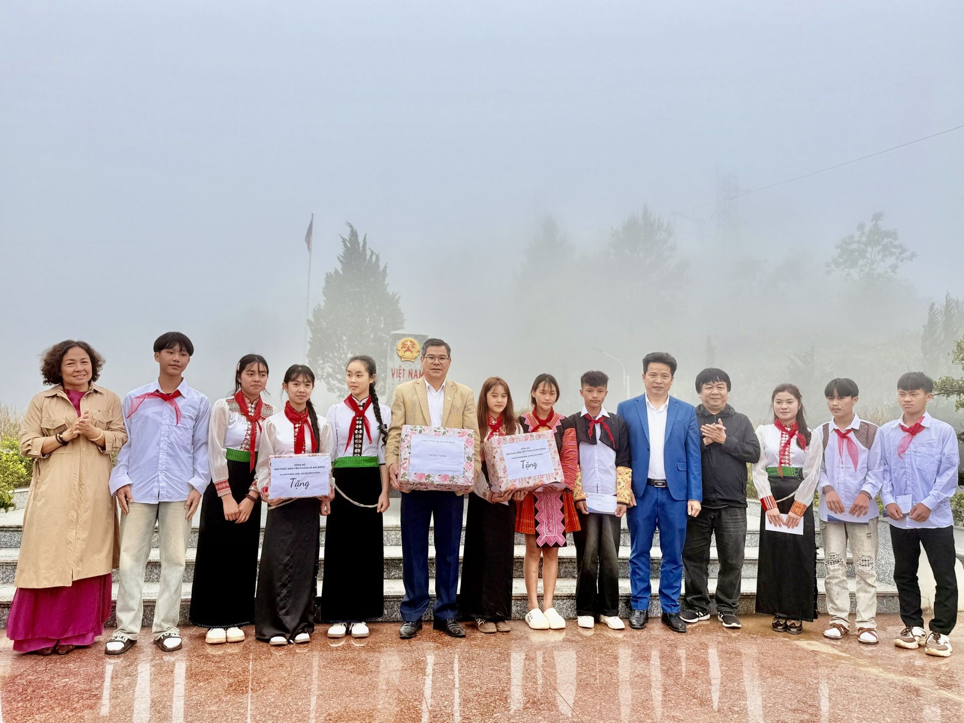 1.000 cuốn vở được thiết kế v&agrave; in ri&ecirc;ng đ&atilde; kịp thời đến tay thầy tr&ograve; trường Phổ th&ocirc;ng D&acirc;n tộc B&aacute;n tr&uacute; TH&THCS L&oacute;ng Sập.