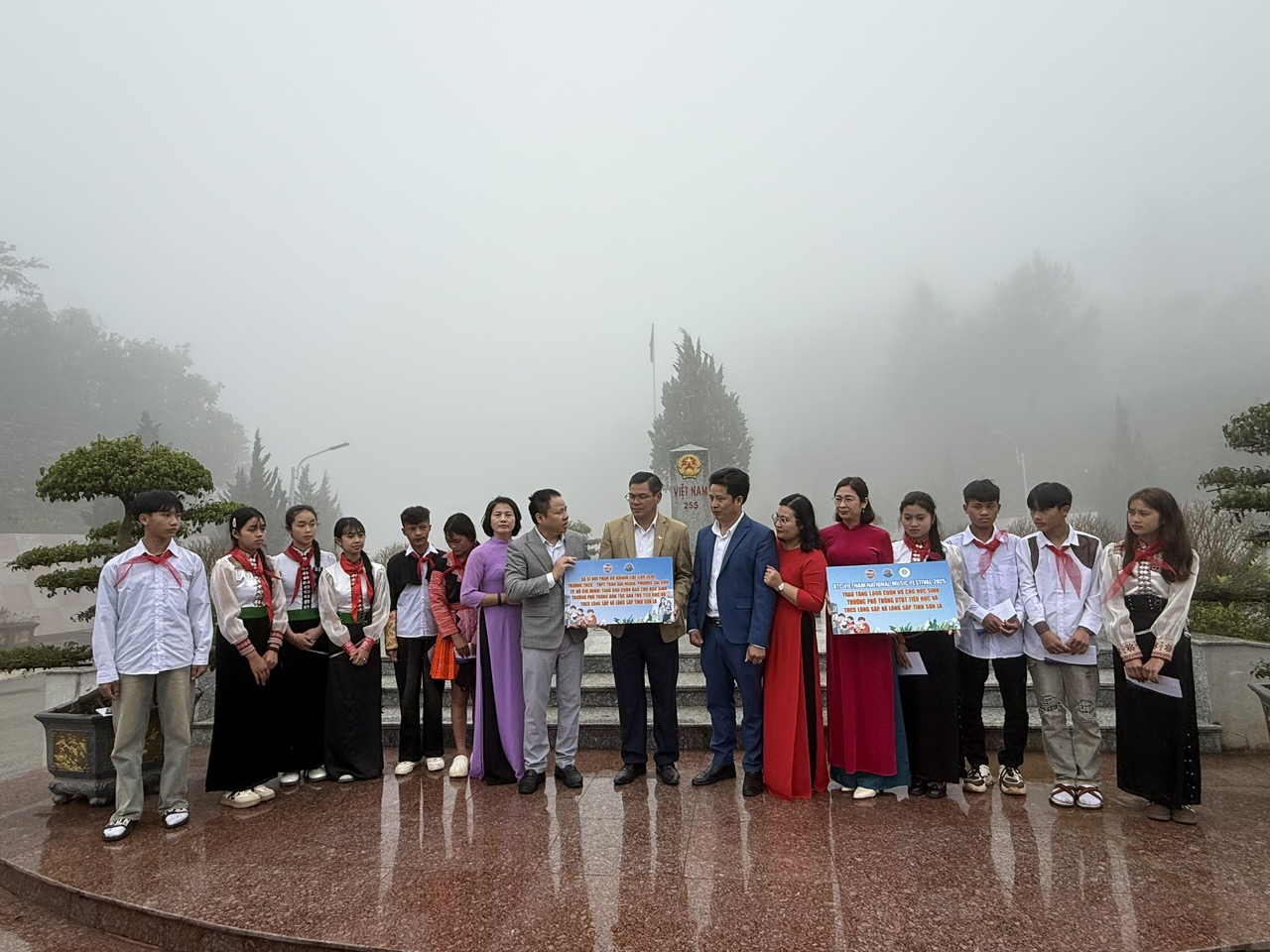 Cũng nh&acirc;n dịp n&agrave;y, ca sĩ nh&iacute; Phan Hồ Kh&aacute;nh Chi (lớp 7A10, trường THCS-THPT Trần Đại Nghĩa, phường S&agrave;i G&ograve;n, TP Hồ Ch&iacute; Minh) đ&atilde; trao tặng 880 ấn phẩm TNTP Thứ Bảy cho c&aacute;c bạn nhỏ của ng&ocirc;i trường v&ugrave;ng cao.