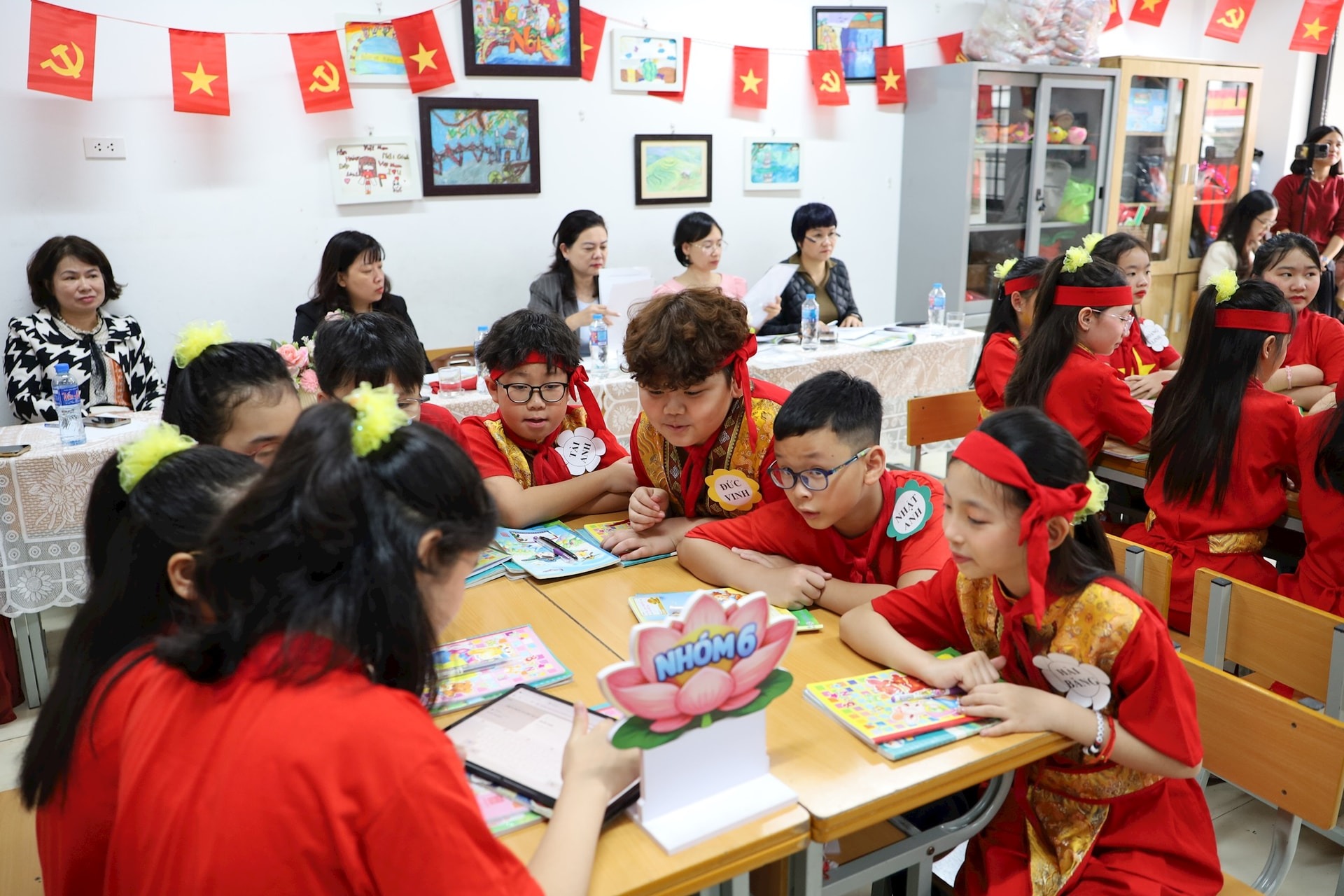 Học sinh trở th&agrave;nh trung t&acirc;m trong c&aacute;c tiết giảng.