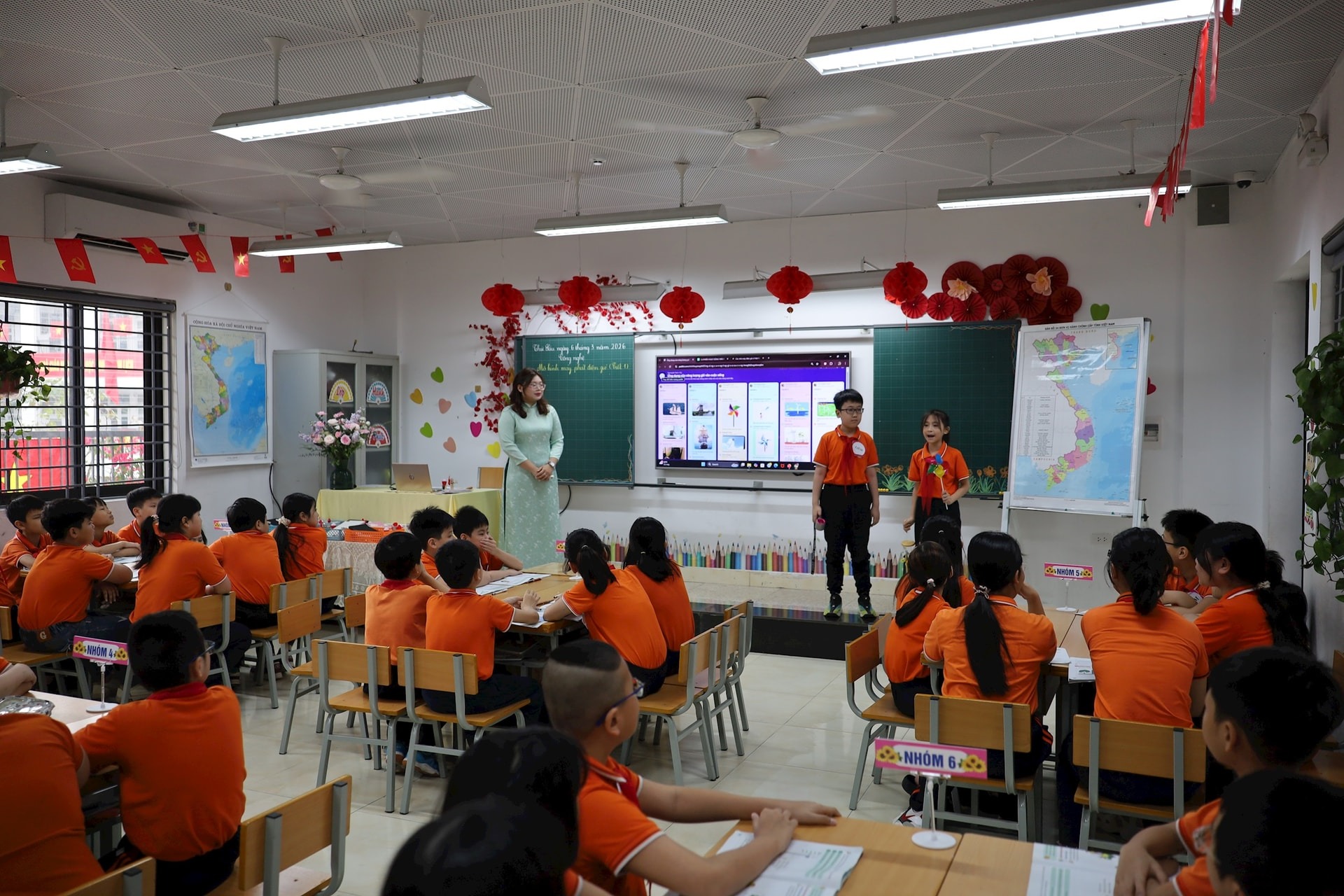 C&aacute;c nh&oacute;m học sinh thuyết tr&igrave;nh với dụng cụ trực quan sinh động trong tiết giảng tại hội thi của c&ocirc; Trịnh Thu Huyền. 