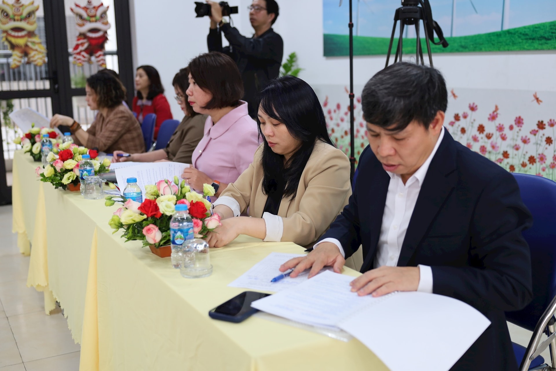 Ban Gi&aacute;m khảo l&agrave;m việc c&ocirc;ng t&acirc;m để lựa chọn ch&iacute;nh x&aacute;c theo ti&ecirc;u ch&iacute; đ&aacute;nh gi&aacute; giờ giảng của gi&aacute;o vi&ecirc;n tại Hội thi.