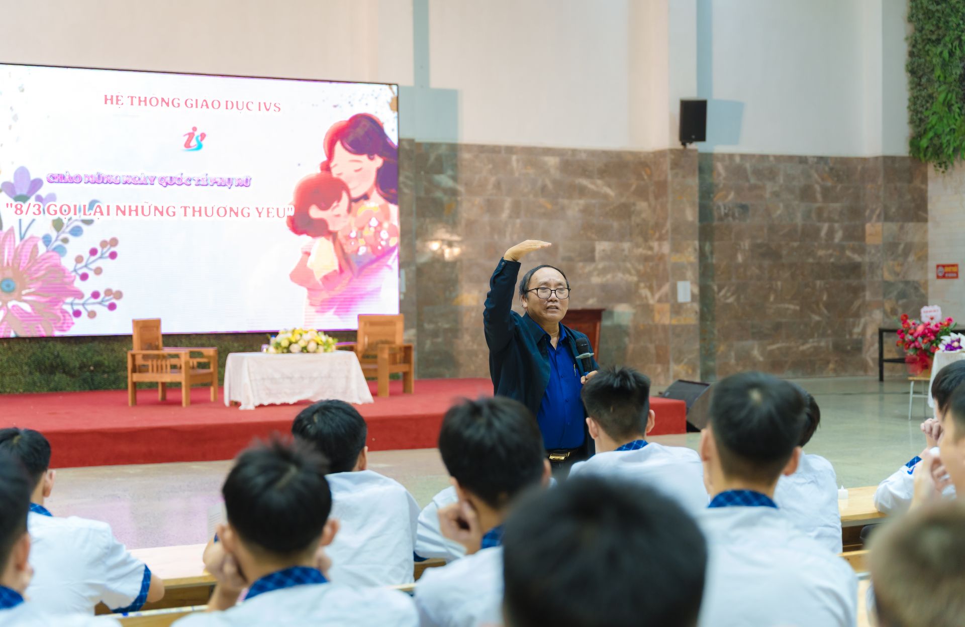 Nh&agrave; thơ Trần Đăng Khoa chia sẻ tại chương tr&igrave;nh.