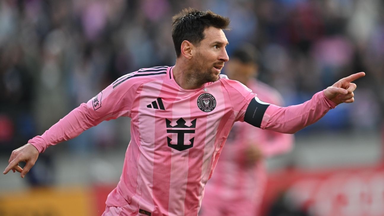 Messi &aacute;p s&aacute;t cột mốc 900 b&agrave;n thắng trong sự nghiệp.