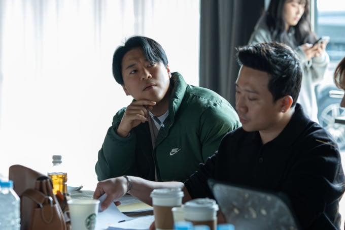 Trấn Th&agrave;nh l&agrave;m việc c&ugrave;ng đo&agrave;n l&agrave;m phim.